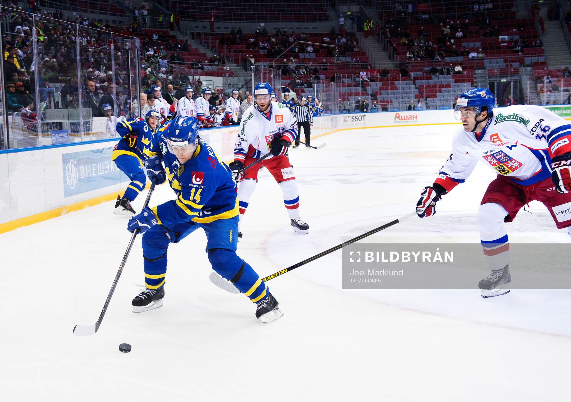 Sveriges Mikael Johansson kontrollerar pucken