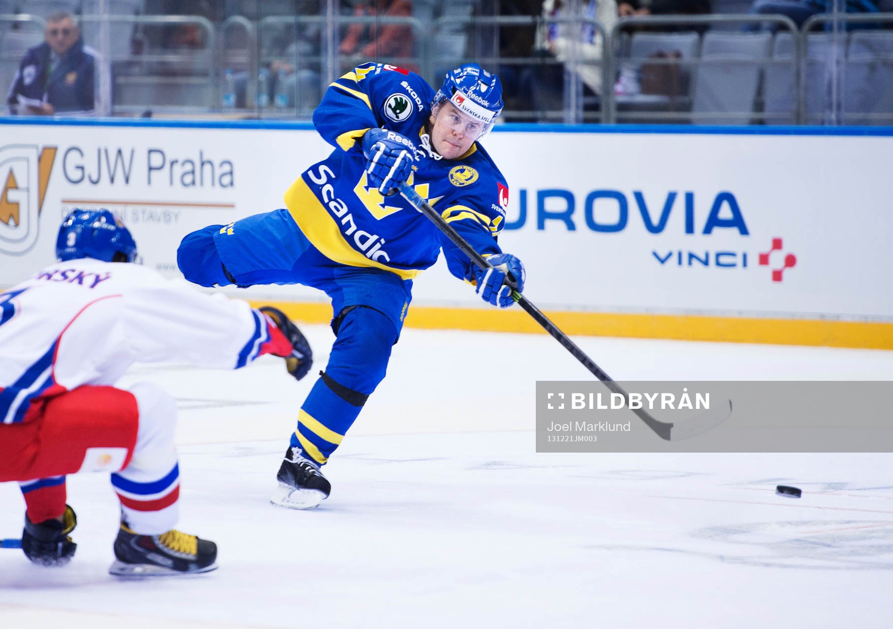 Sveriges Mikael Johansson skjuter mot mål