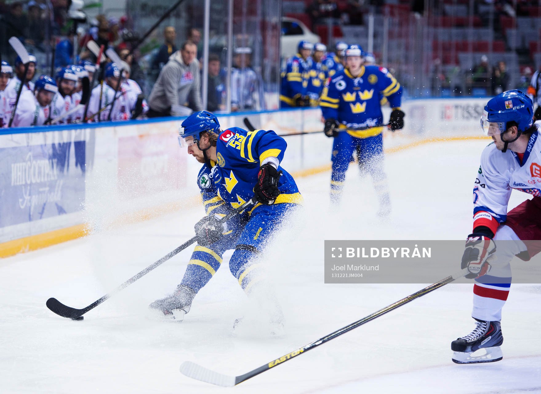 Sveriges Andreas Thuresson kontrollerar pucken