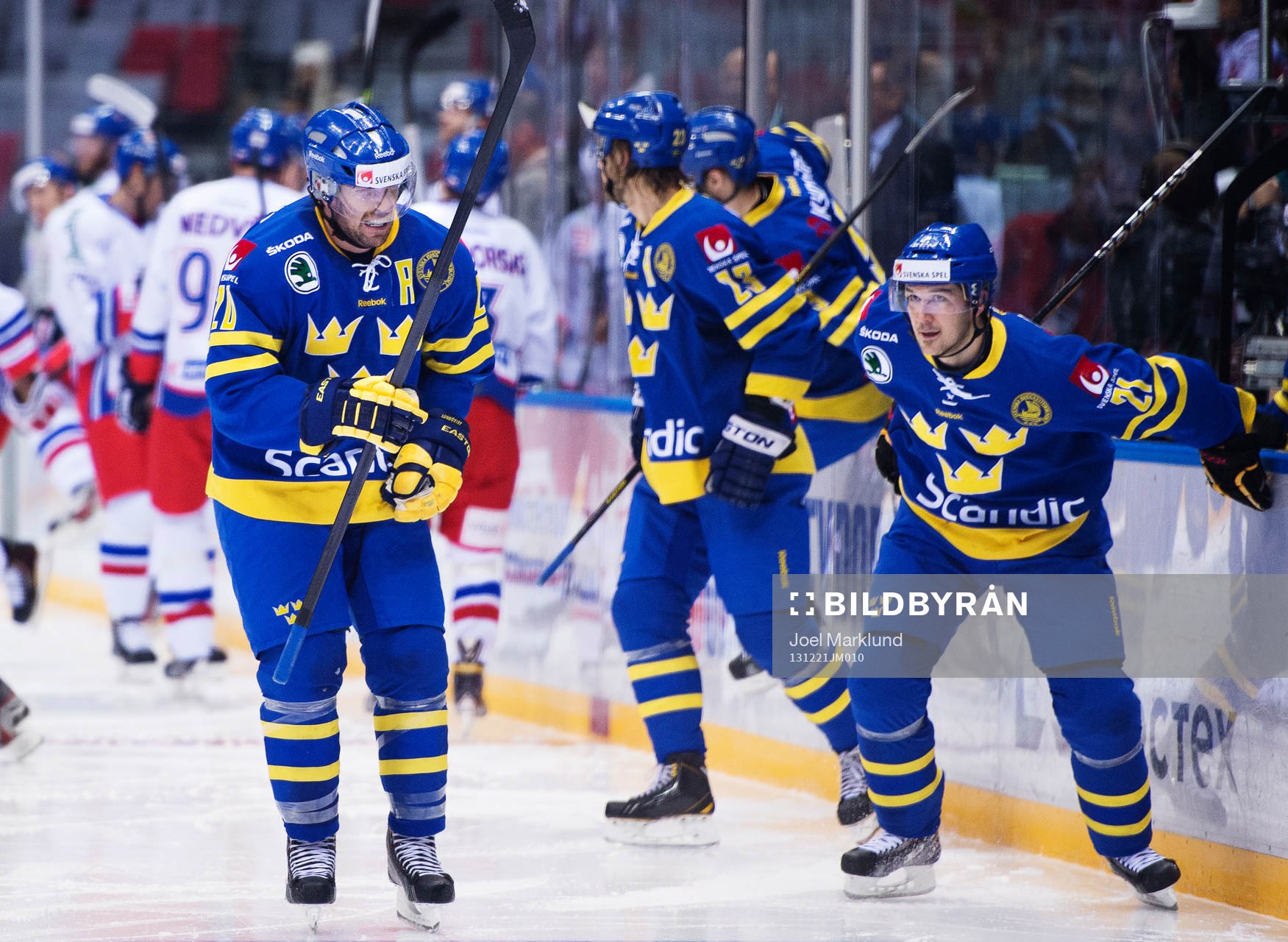 Sveriges Joel Lundqvist grimaserar av smärta