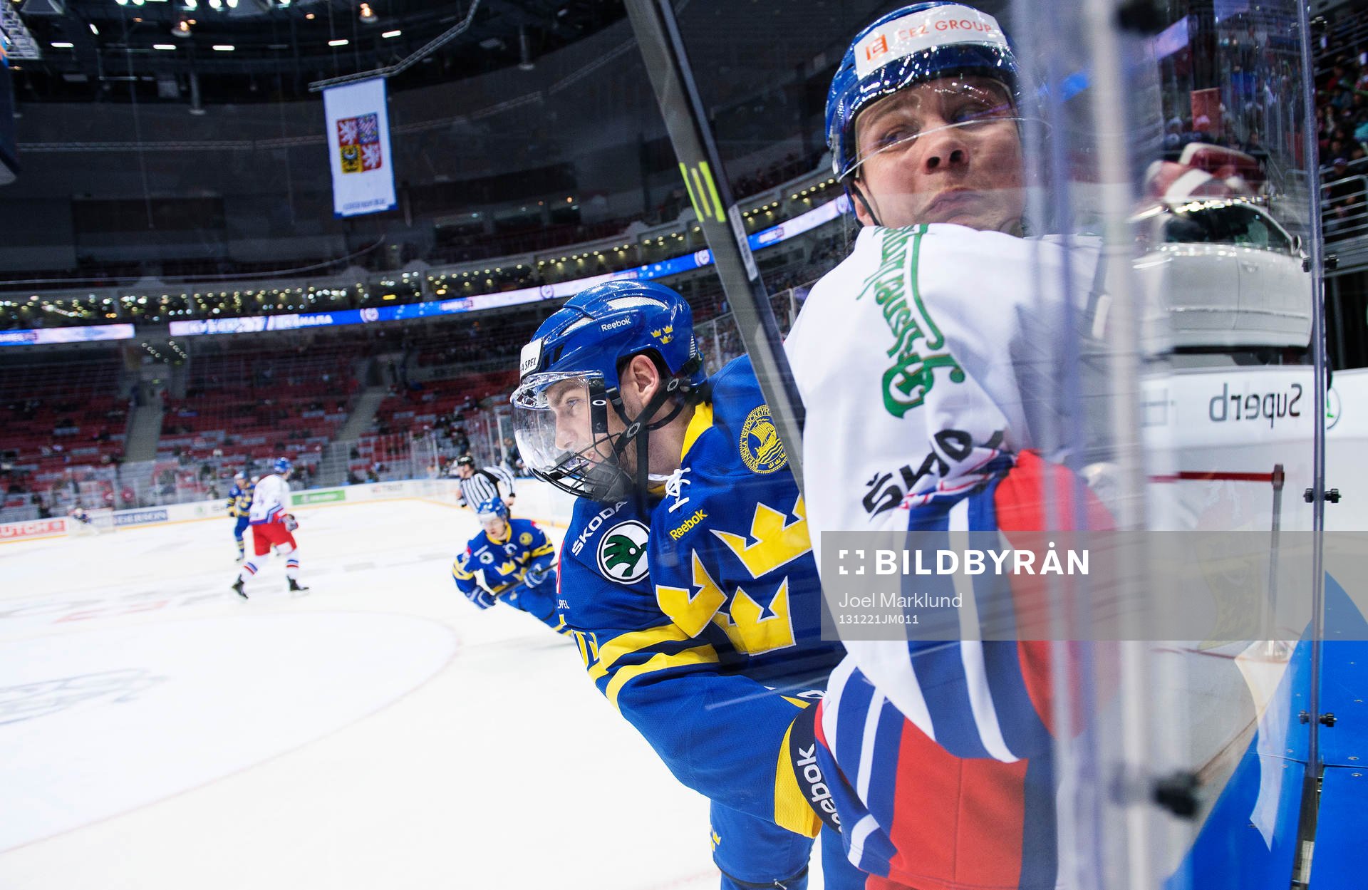 Sveriges Mattias Sjögren tacklar Tjeckiens Ondrej Nemec