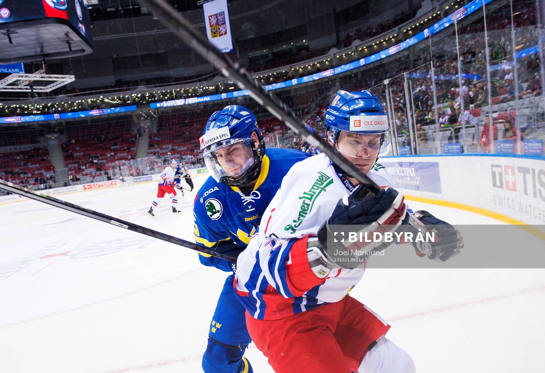 Sveriges Mattias Sjögren tacklar Tjeckiens Ondrej Nemec