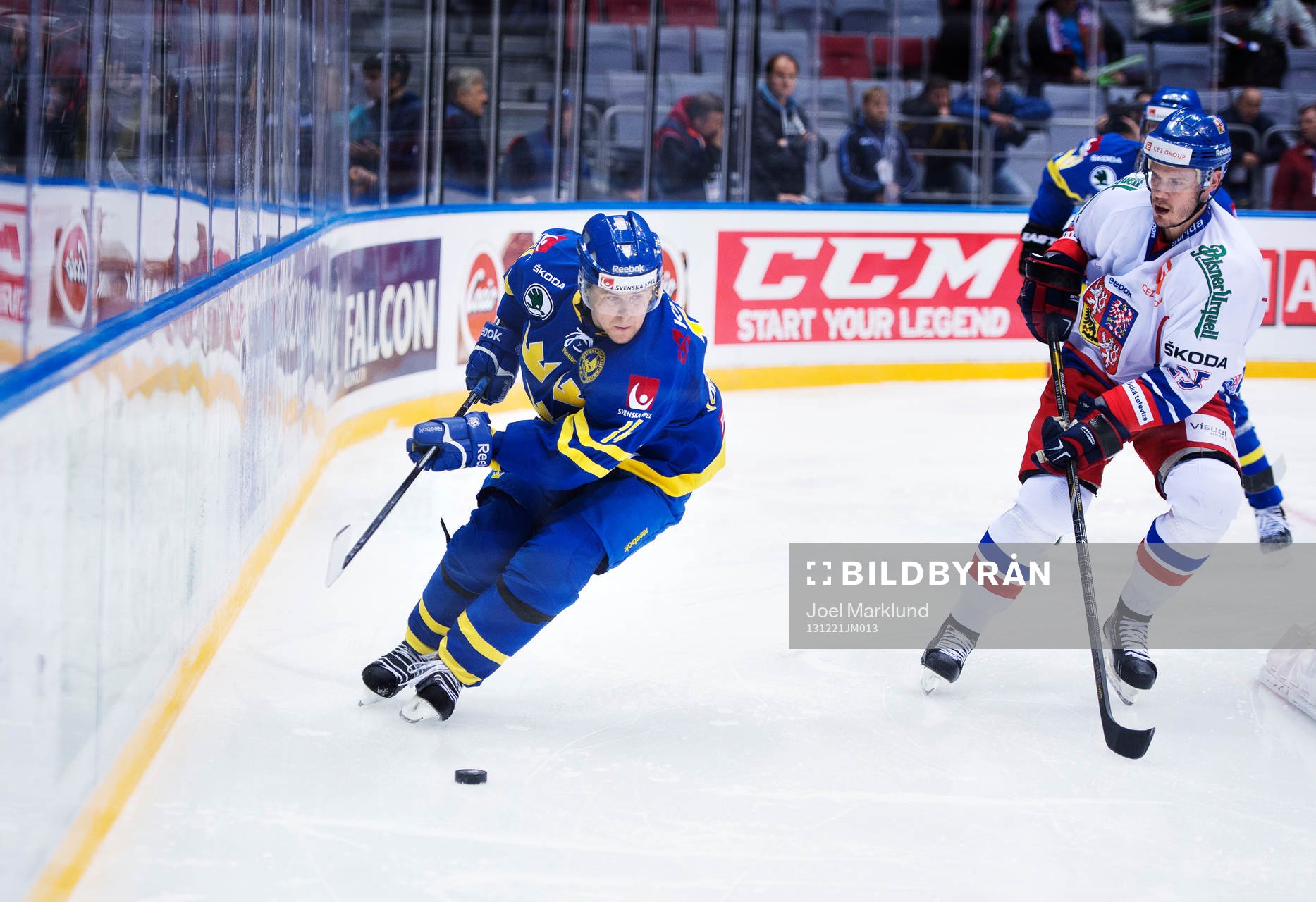 Sveriges Mikael Johansson kontrollerar pucken