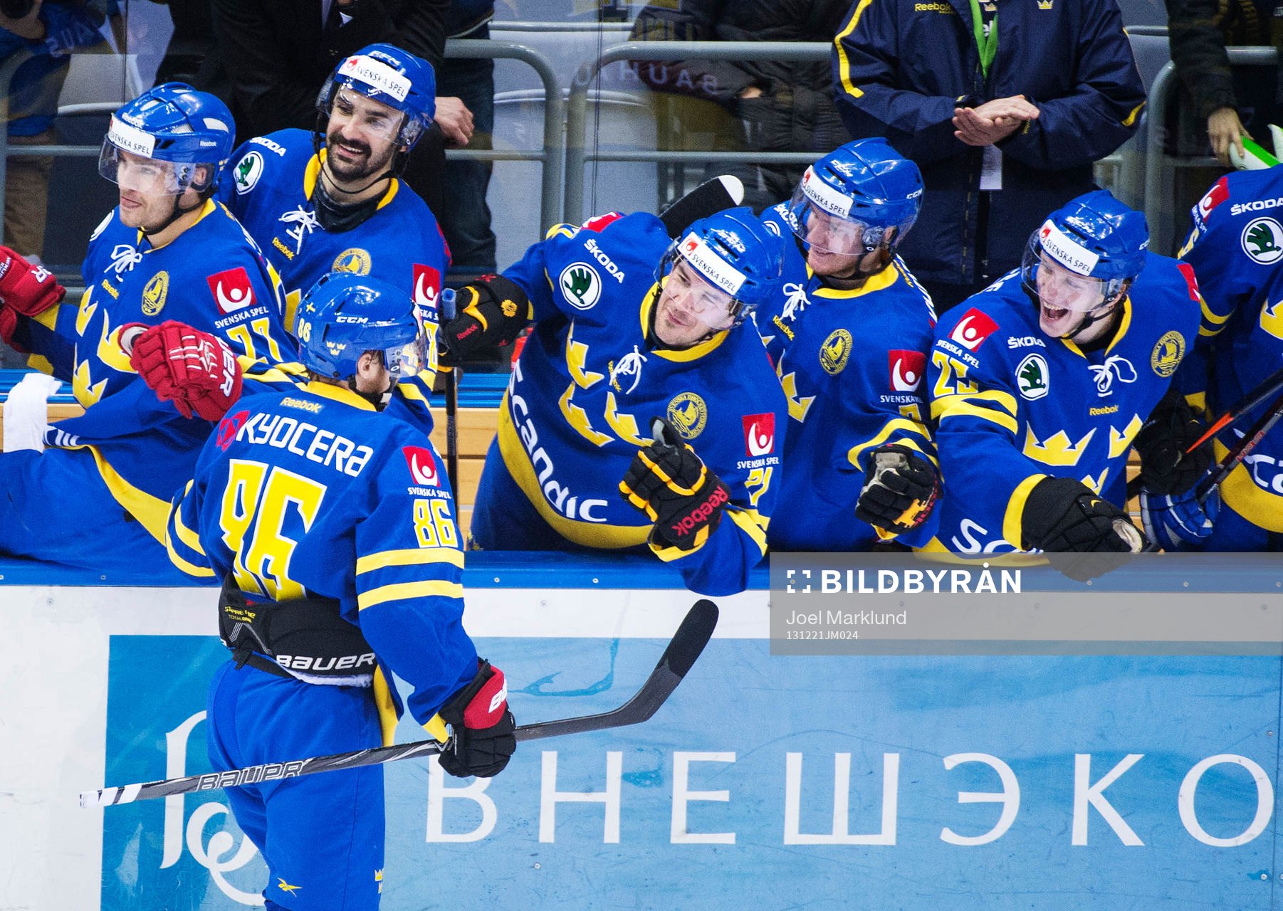 Sveriges Linus Klasen gratuleras av lagkamrater