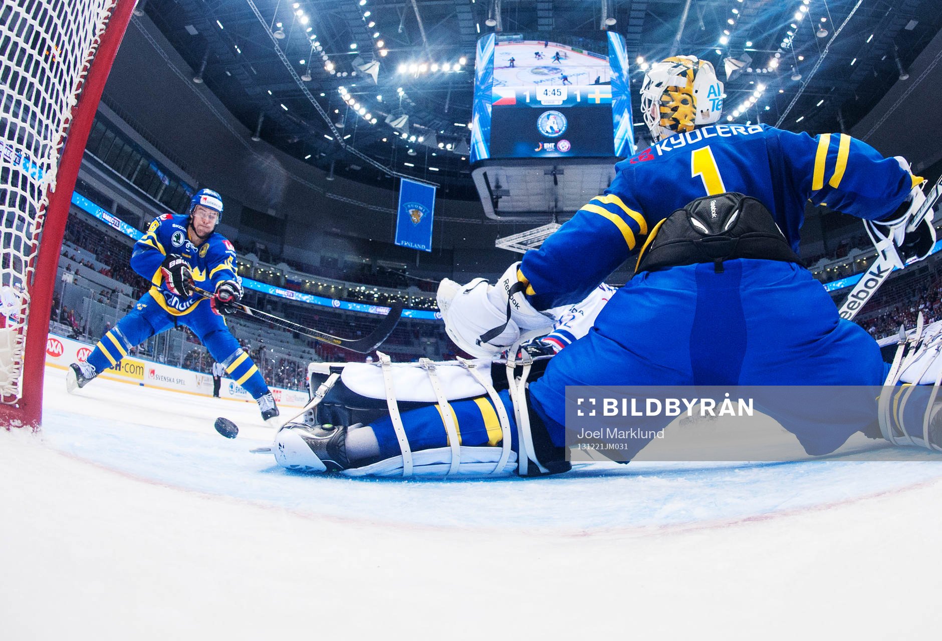 Sveriges Tobias Viklund och målvakt Henrik Karlsson
