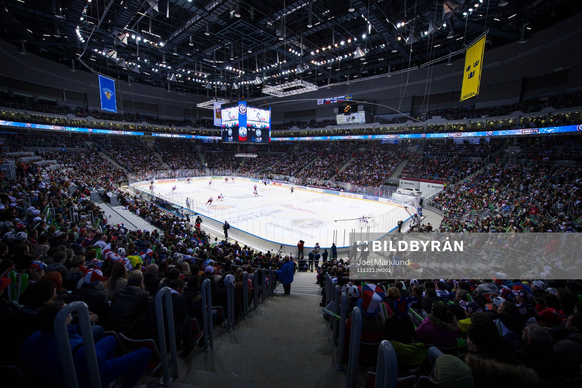 Publik ser på ishockeymatchen i Channel One Cup mellan