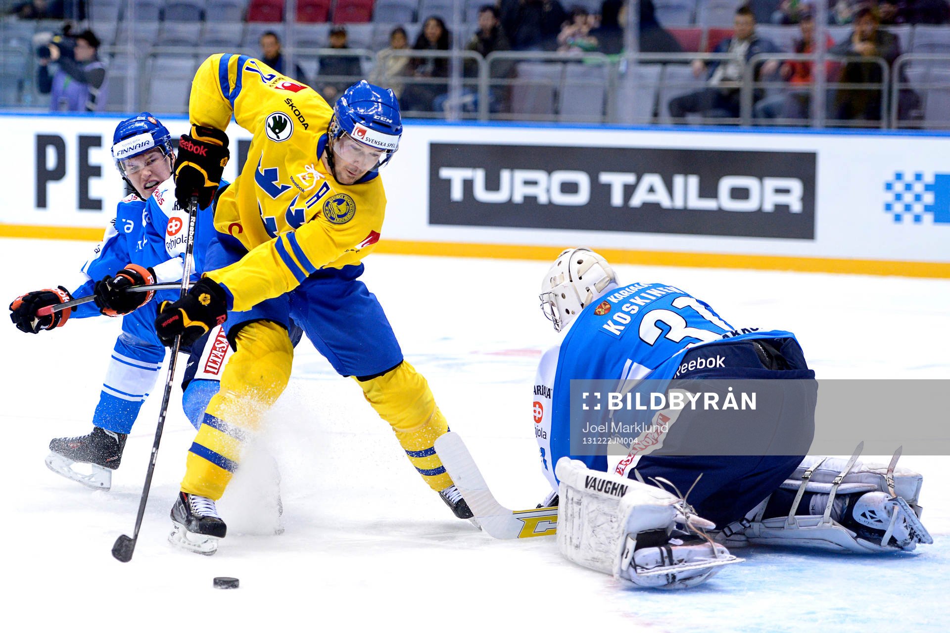 Sveriges Jimmie Ericsson kommer fri mot Finlands  målvakt