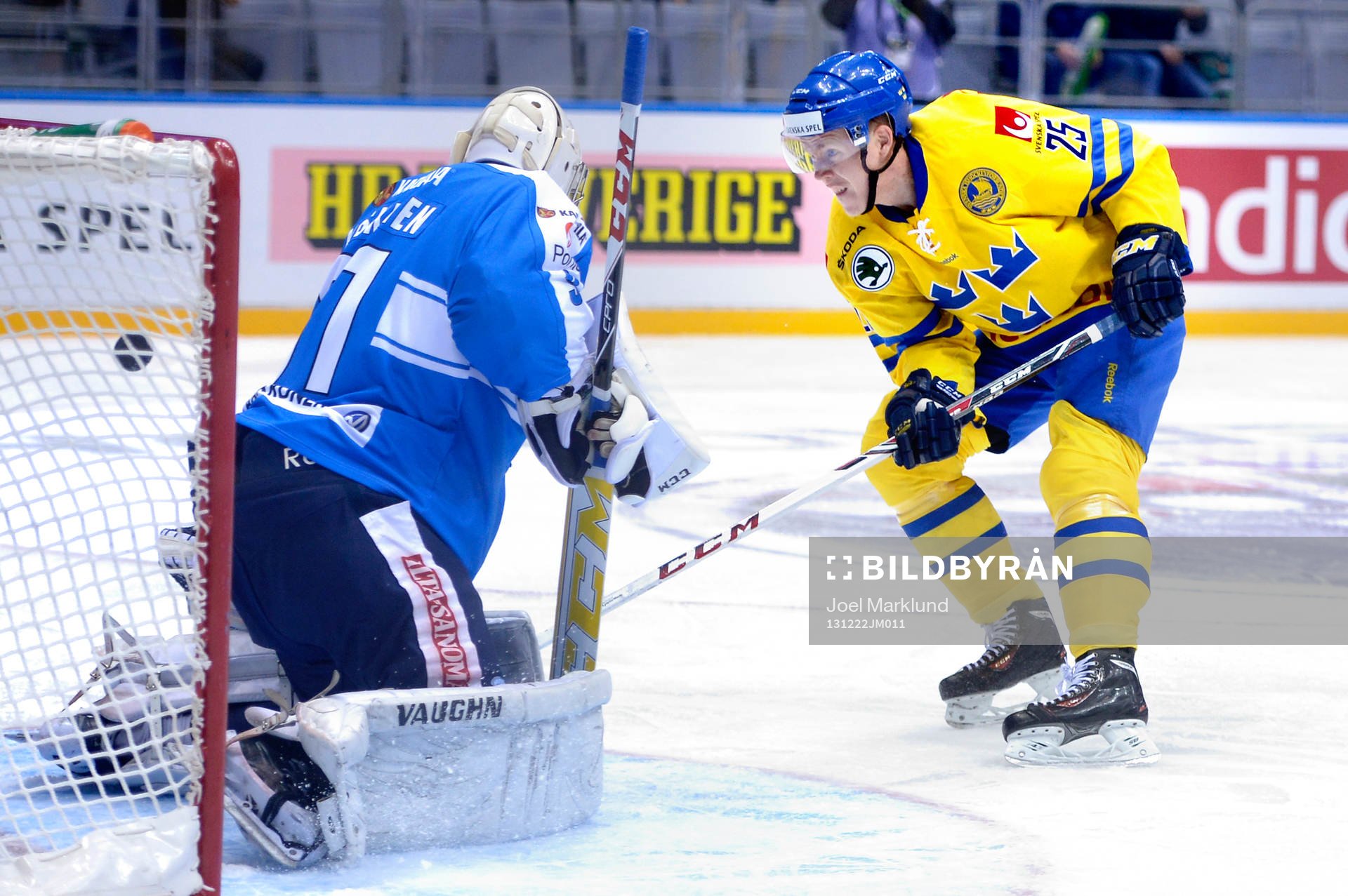 Sveriges Andreas Engqvist gör 1-0 bakom Finlands målvak