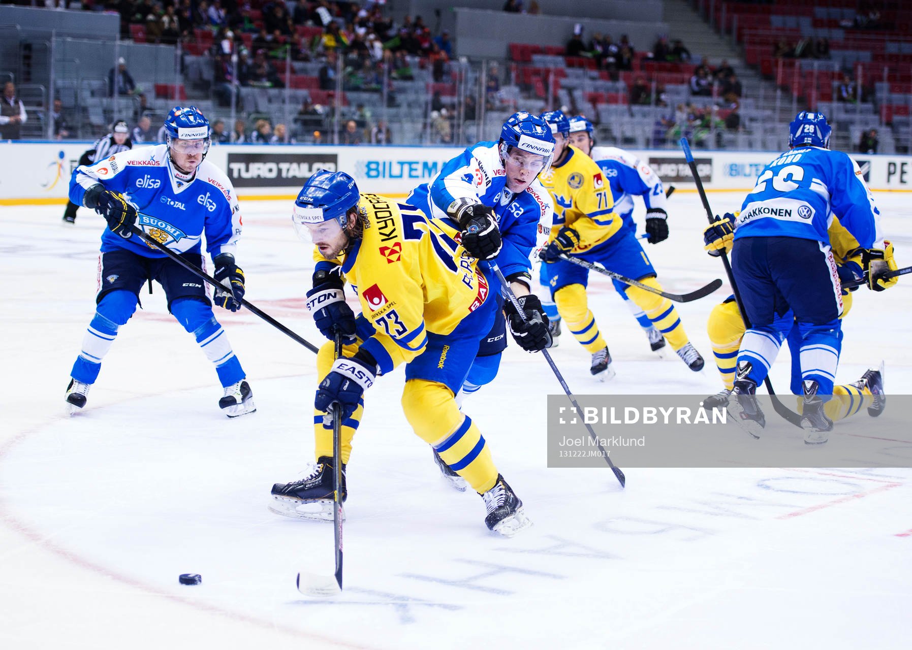 Sveriges Niklas Persson i ett anfall
