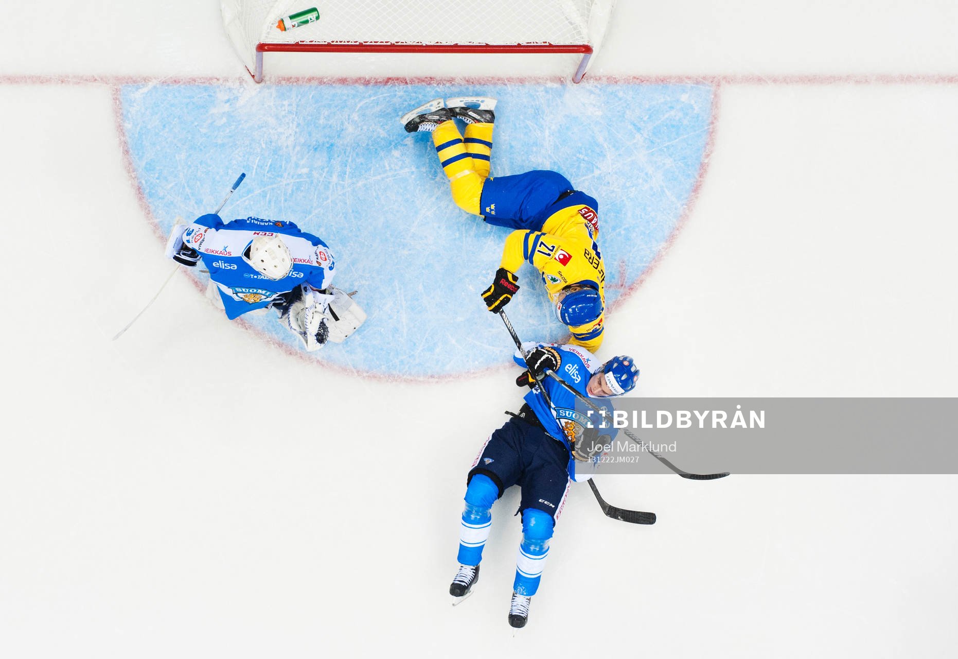 Finlands målvakt Mikko Koskinen ser Atte Ohtamaa och