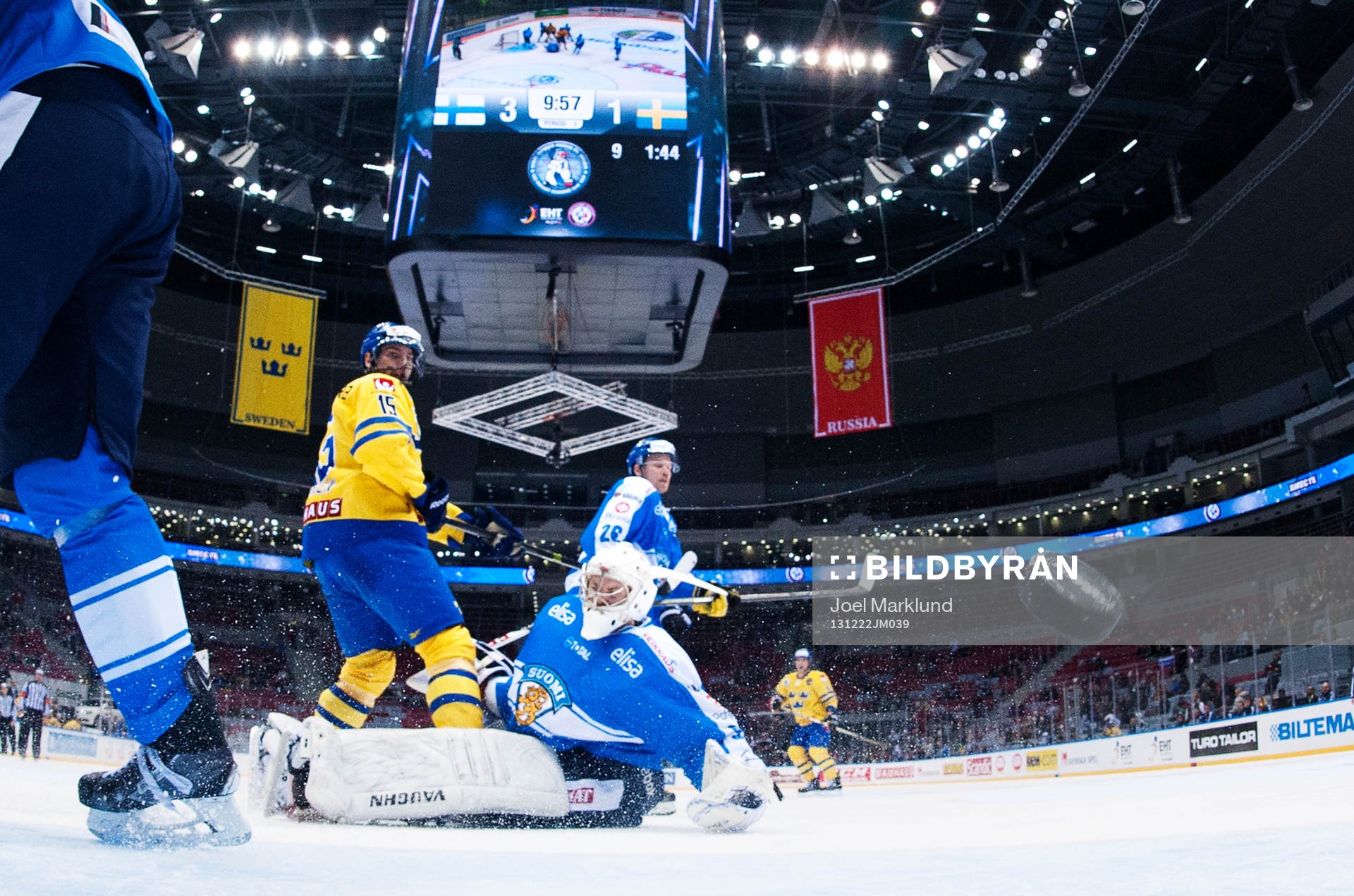 Sveriges Mattias Sjögren ser 3-2-pucken från Andreas