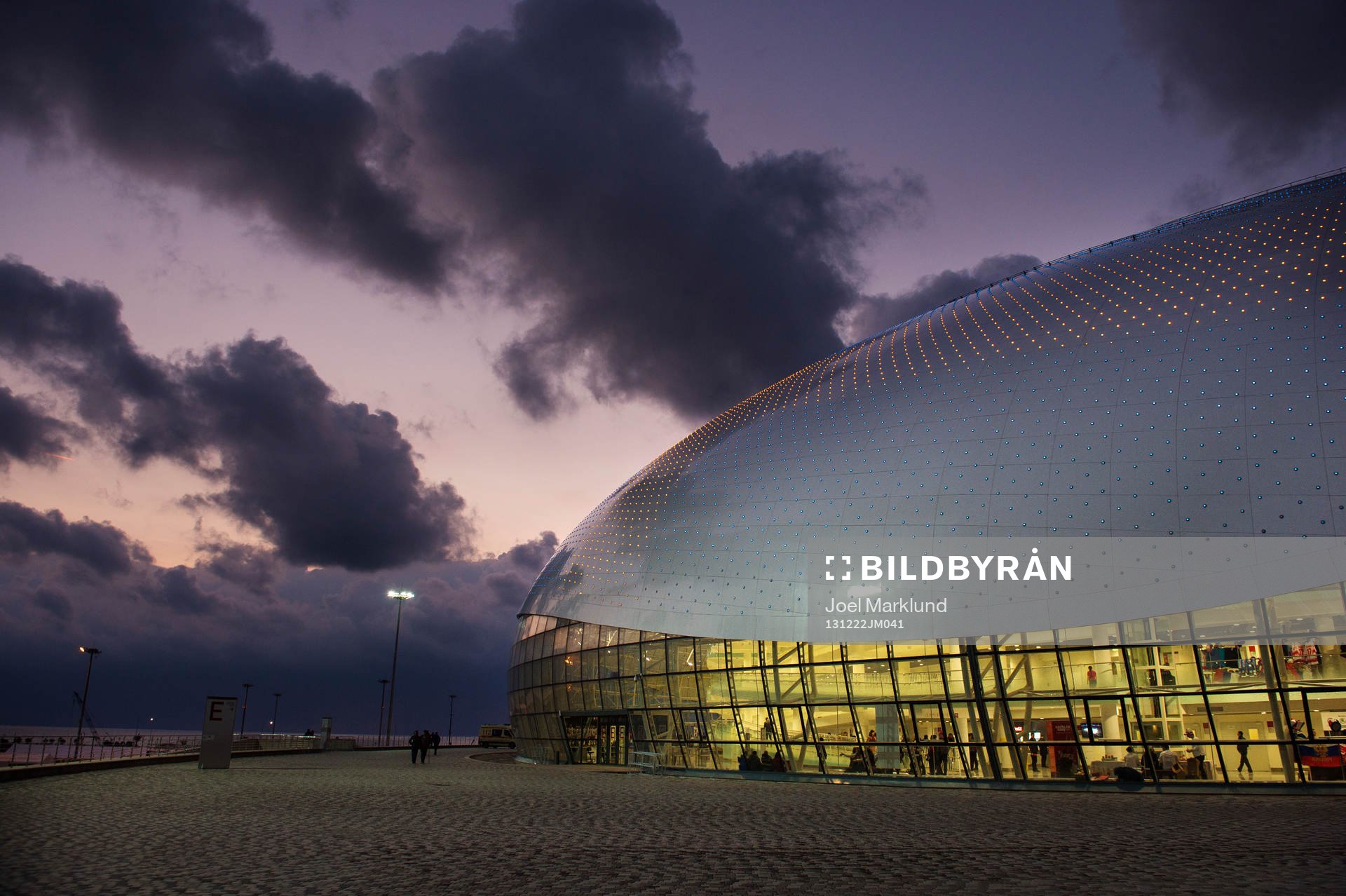 Ishockeyarenan Bolshoy Ice Dome är upplyst i de svenska