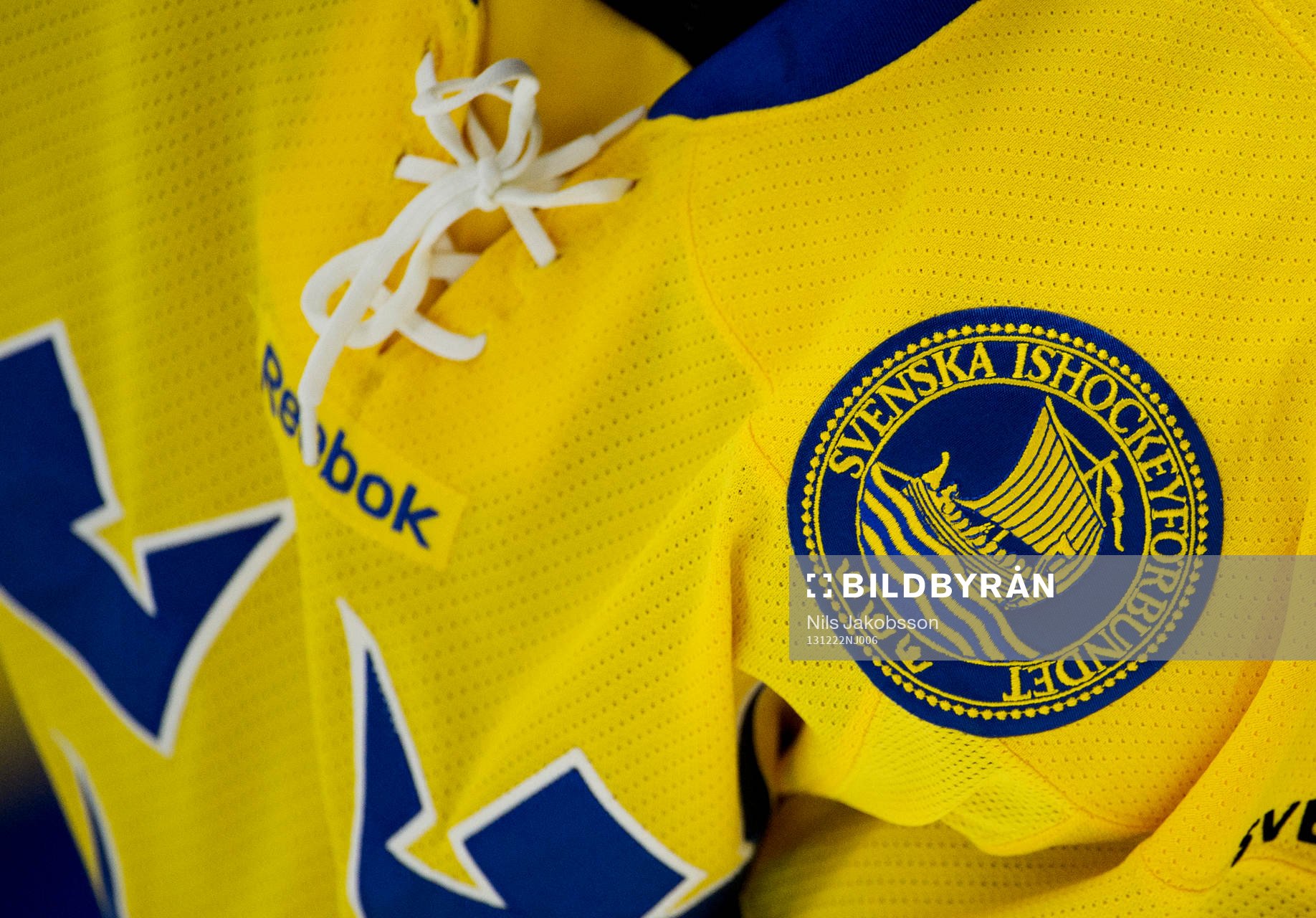 Svenska Ishockeyförbundets emblem på en matchtröja innan