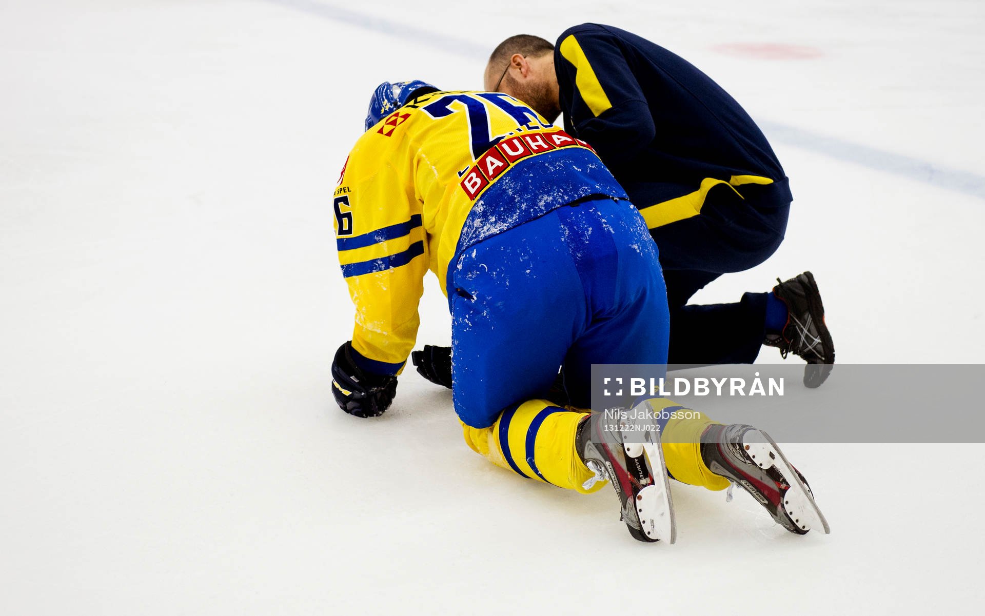 Sveriges Erik Karlsson får en tackling och utgår skadad