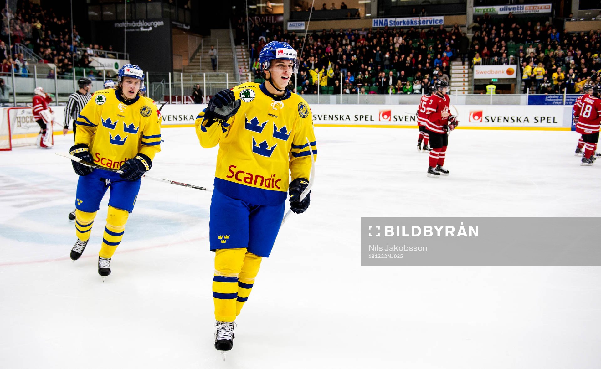 Sveriges Jacob de la Rose och André Burakovsky jublar