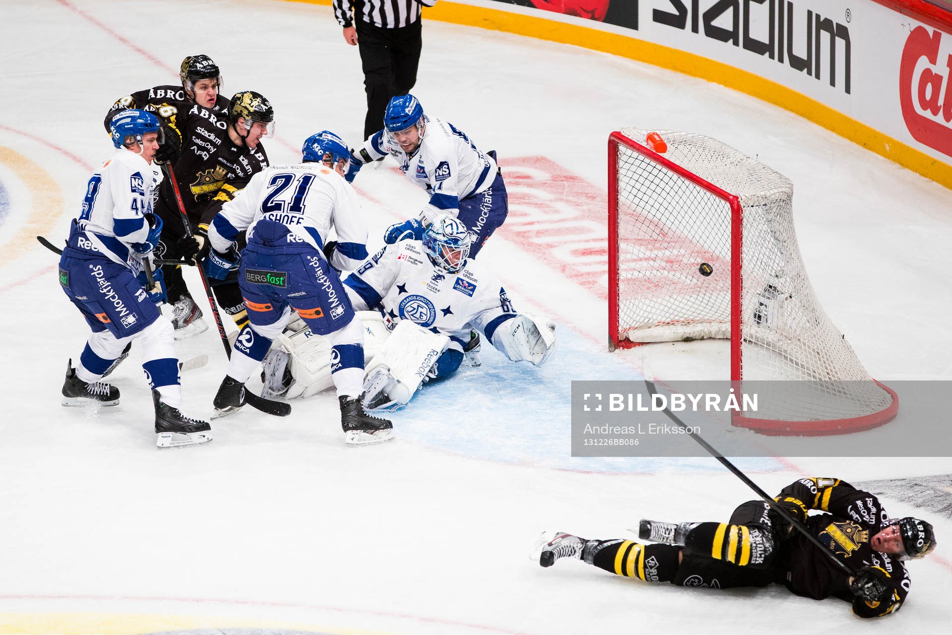 s Teemu Ramstedt trycker in reduceringsmålet 2-1 bakom