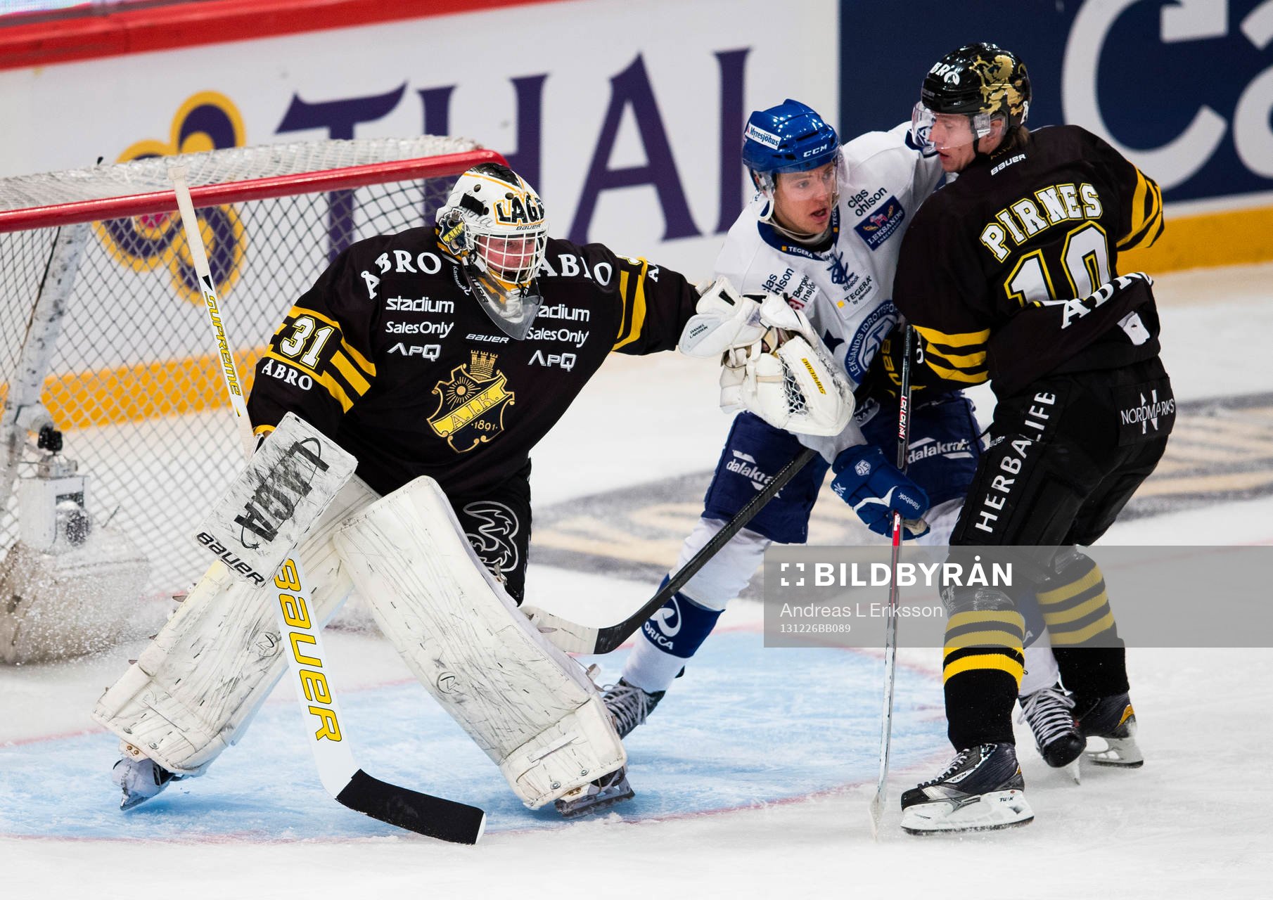 s målvakt Daniel Larsson trycker bort Leksands Jacob