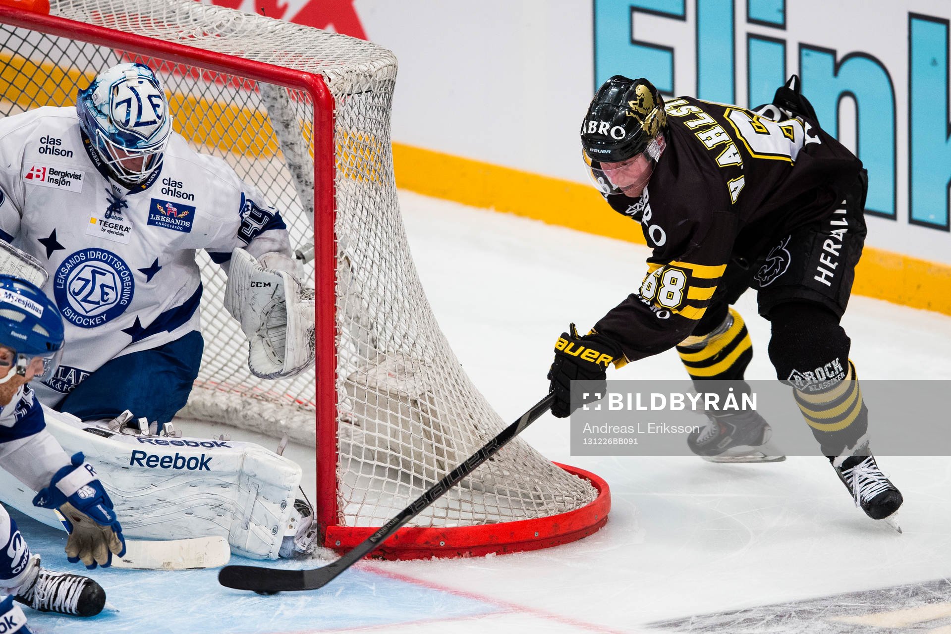 s Victor Ahlström med en målchans mot Leksands målvakt