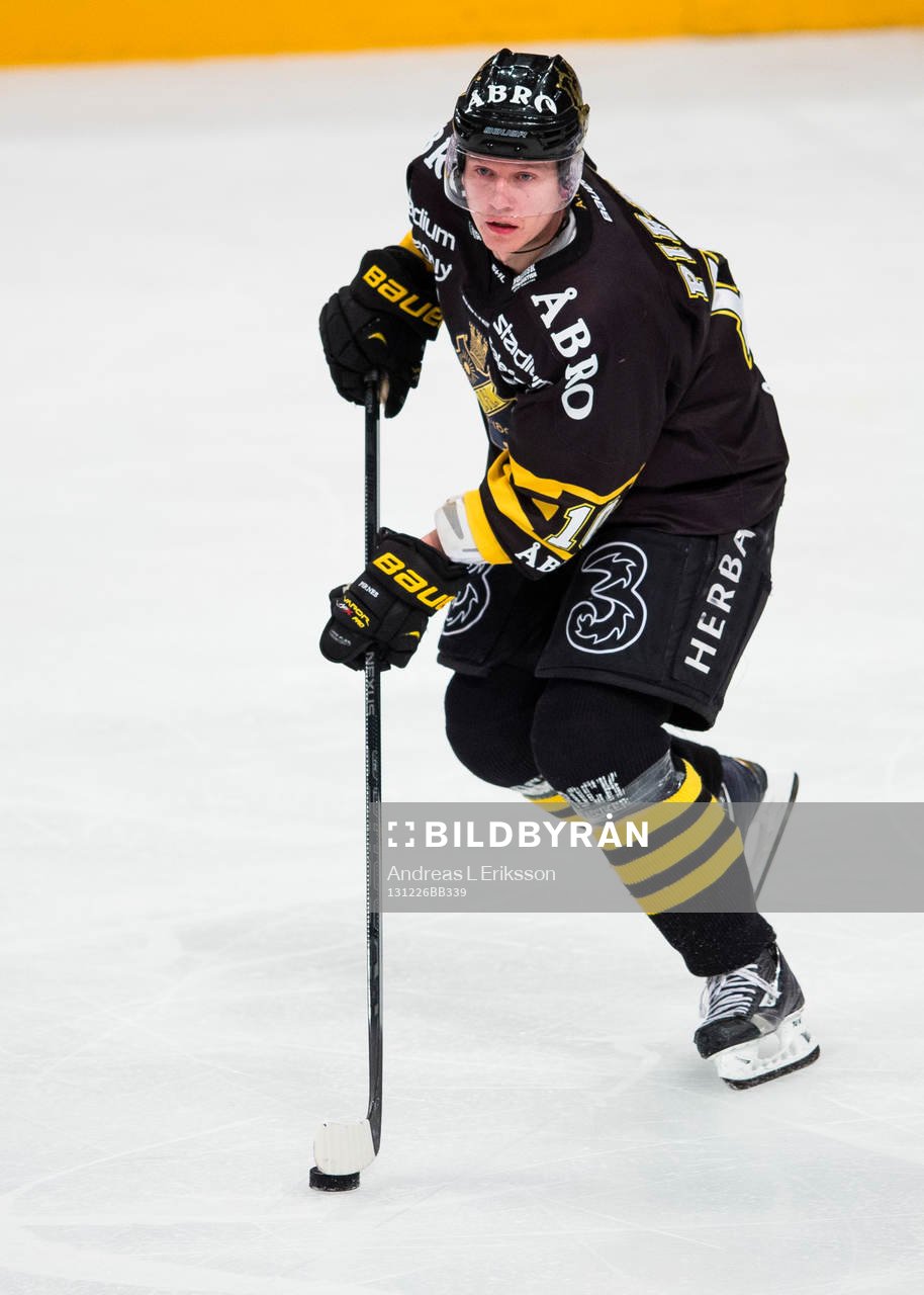 s Esa Pirnes med pucken