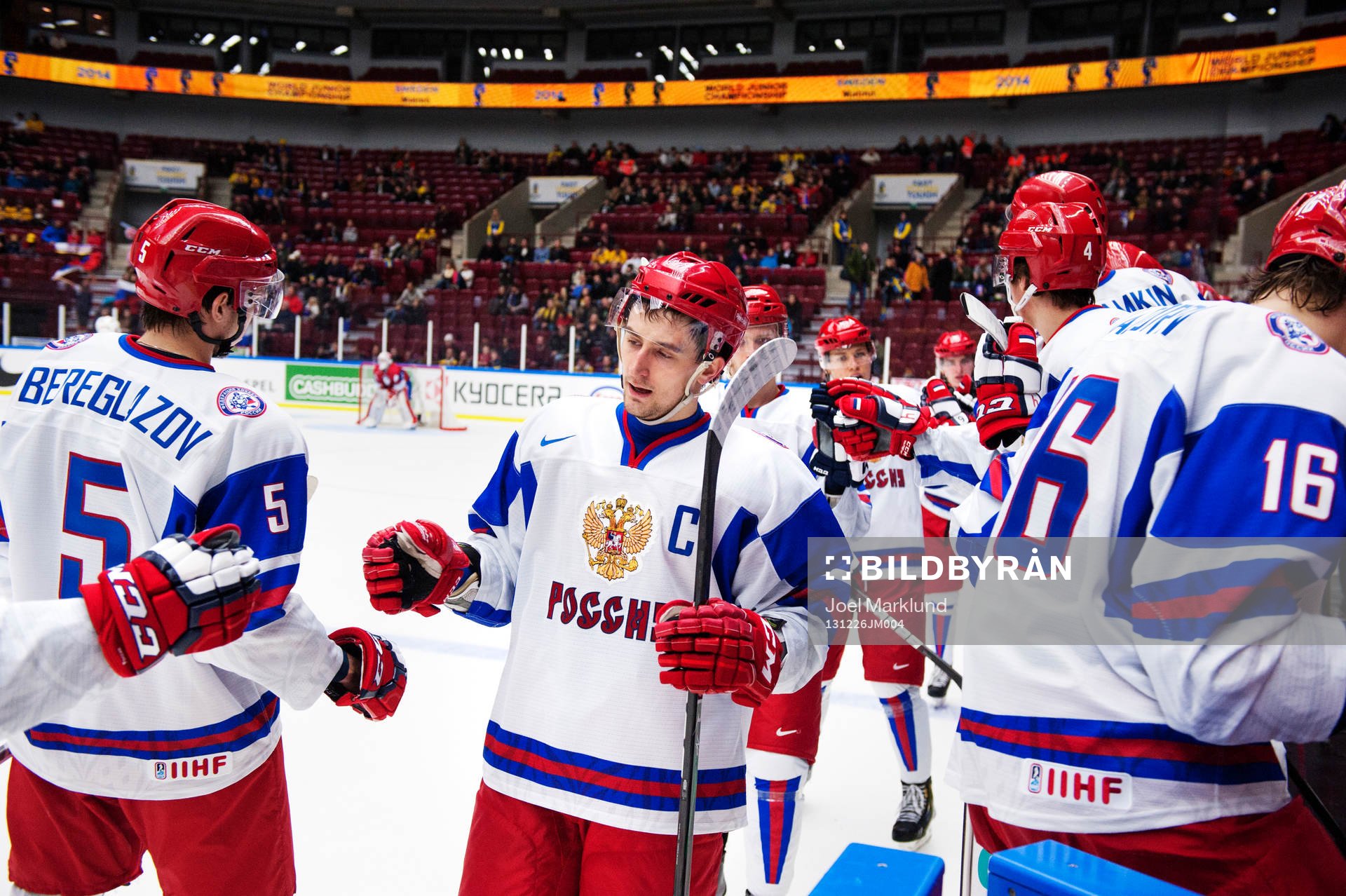 Rysslands Anton Slepyshev gratuleras till sitt 0-8-mål