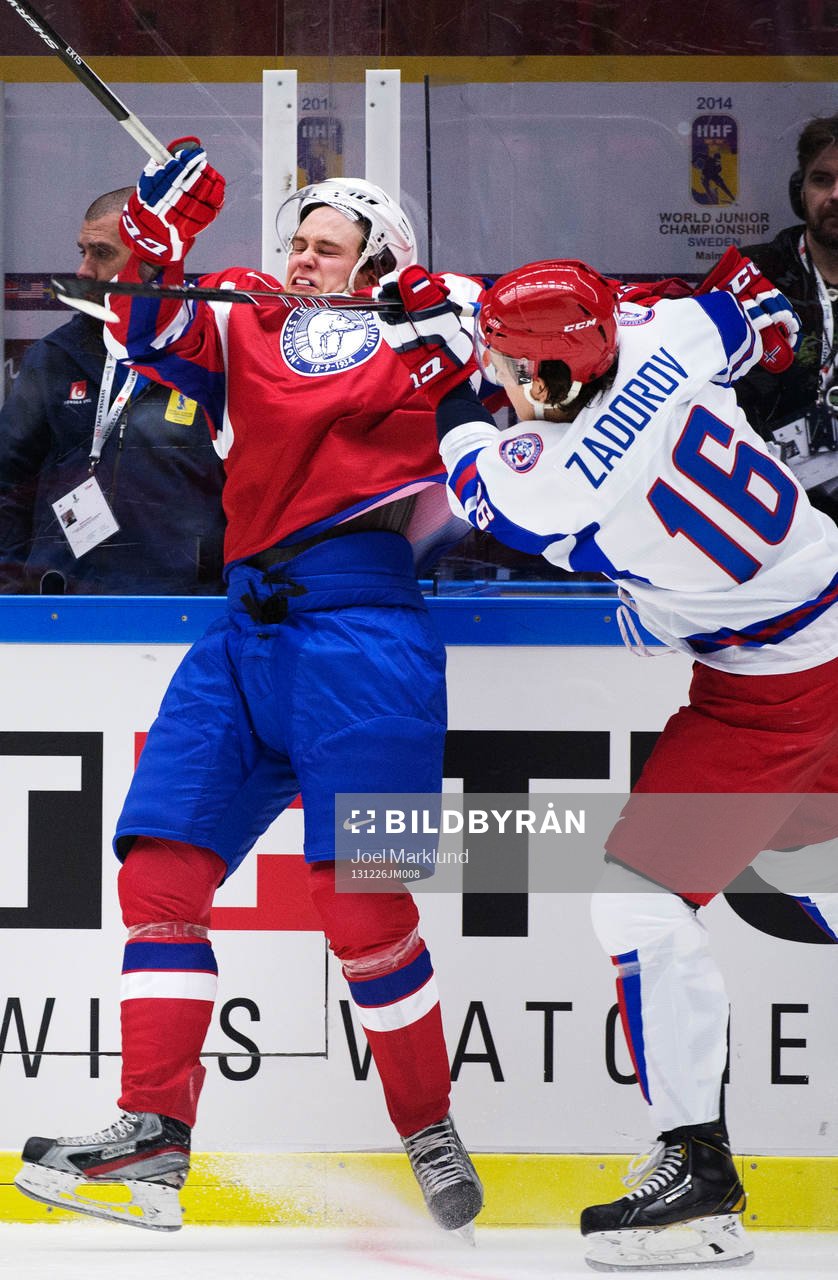 Norges Martin Vaakanainen blir tacklad av Rysslands Nikita
