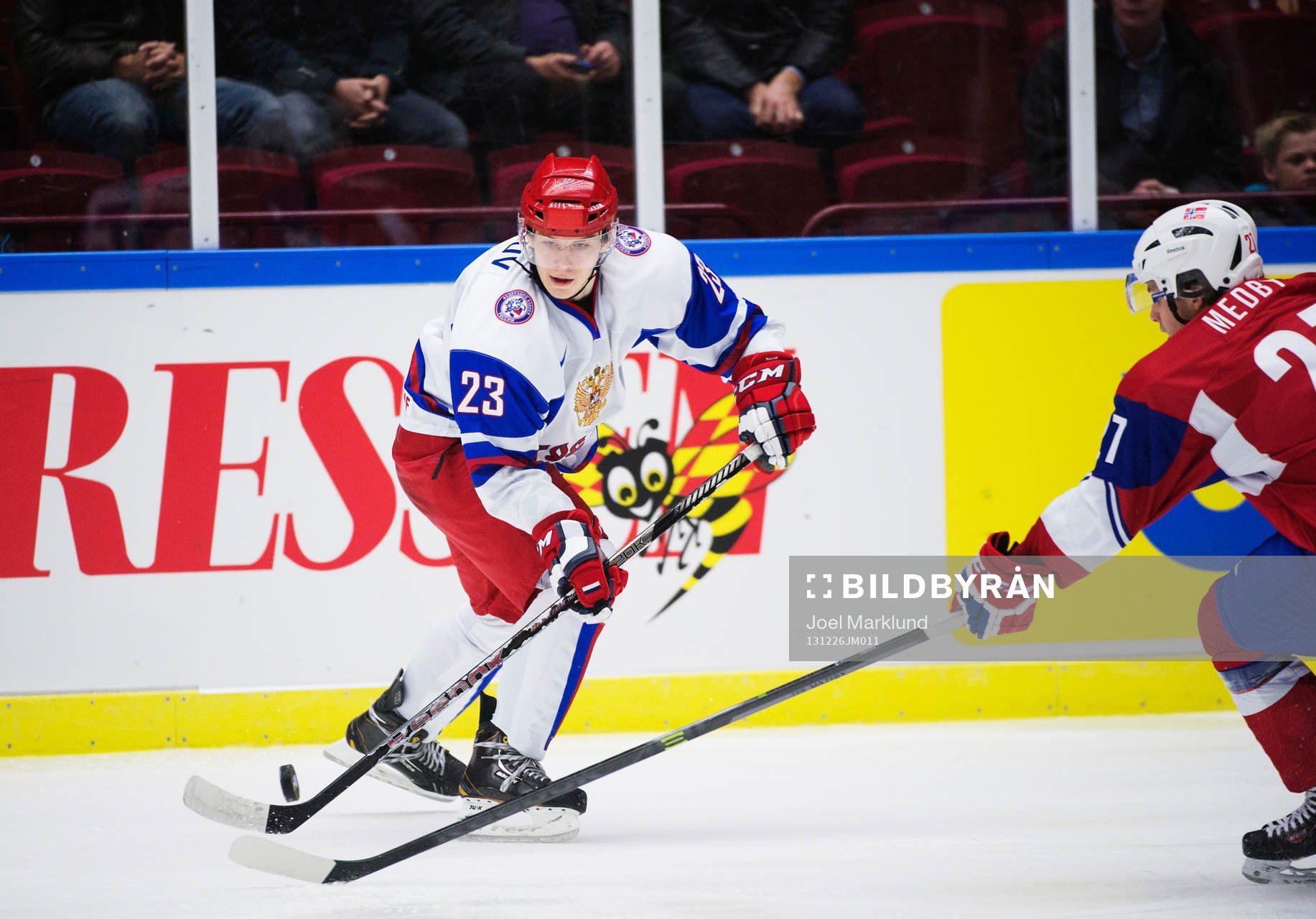 Rysslands Valentin Zykov passar pucken