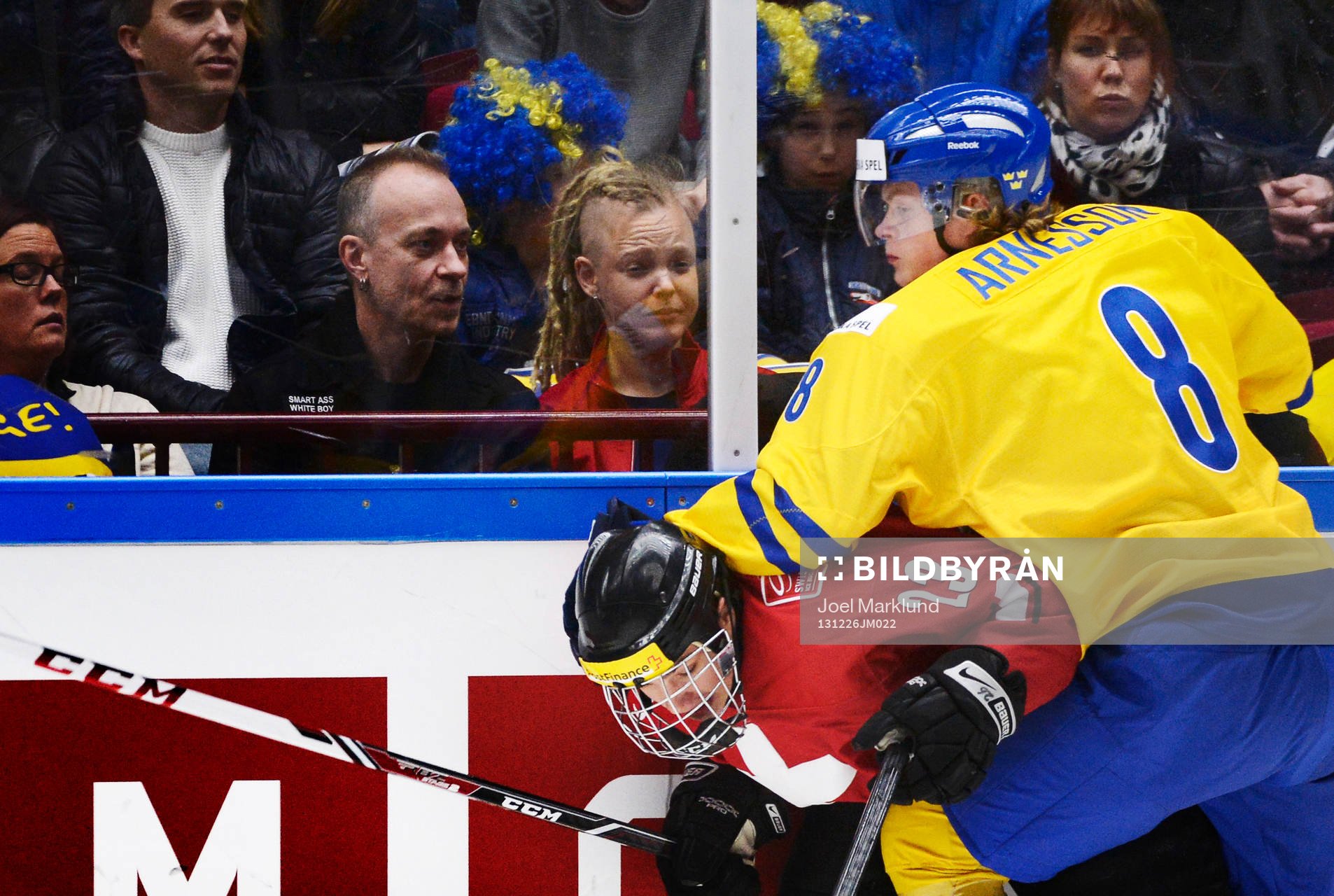 Schweiz Kevin Fiala tacklas av Sveriges Linus Arnesson