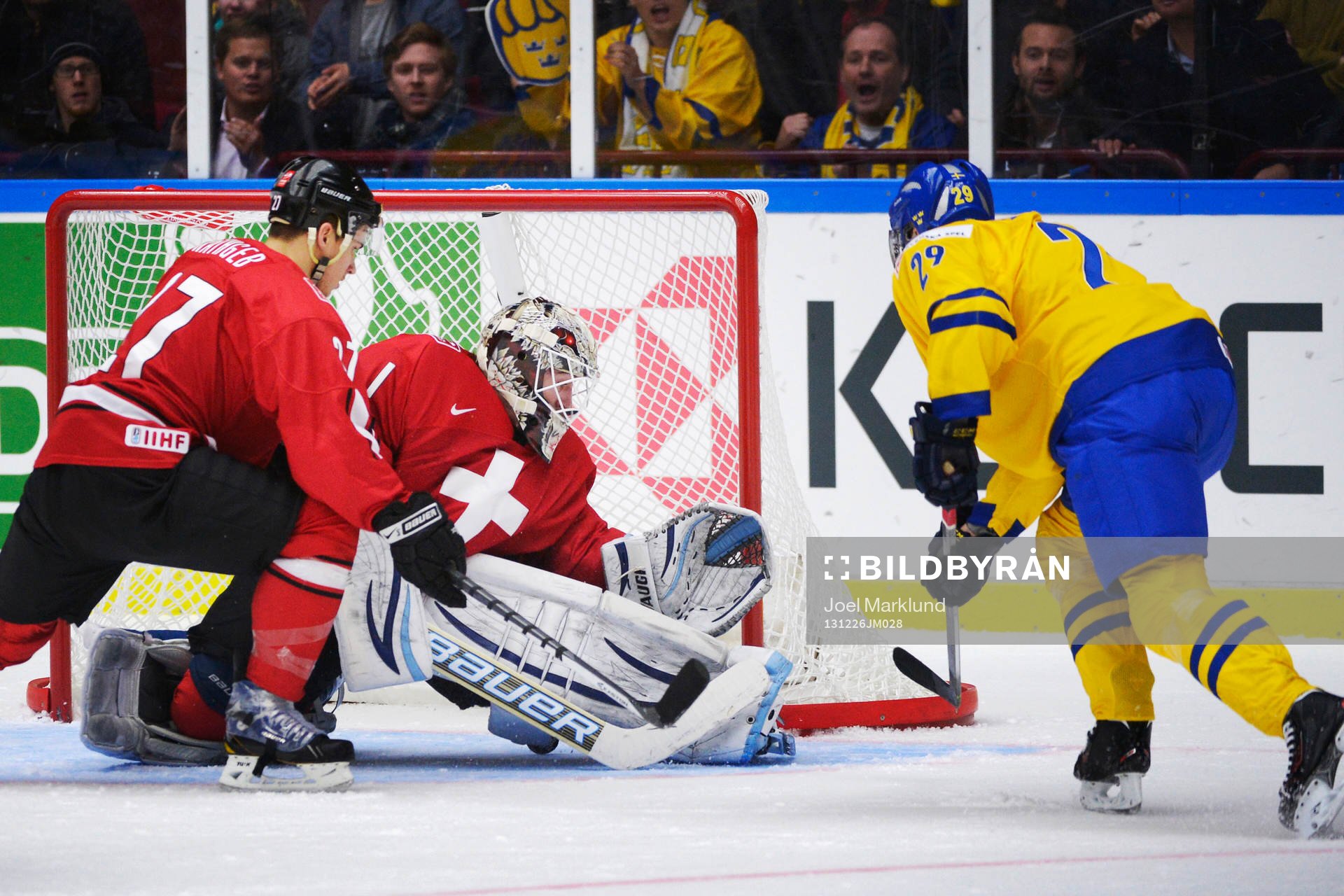 Sveriges Oskar Sundqvist skjuter in 2-3 bakom Schweiz