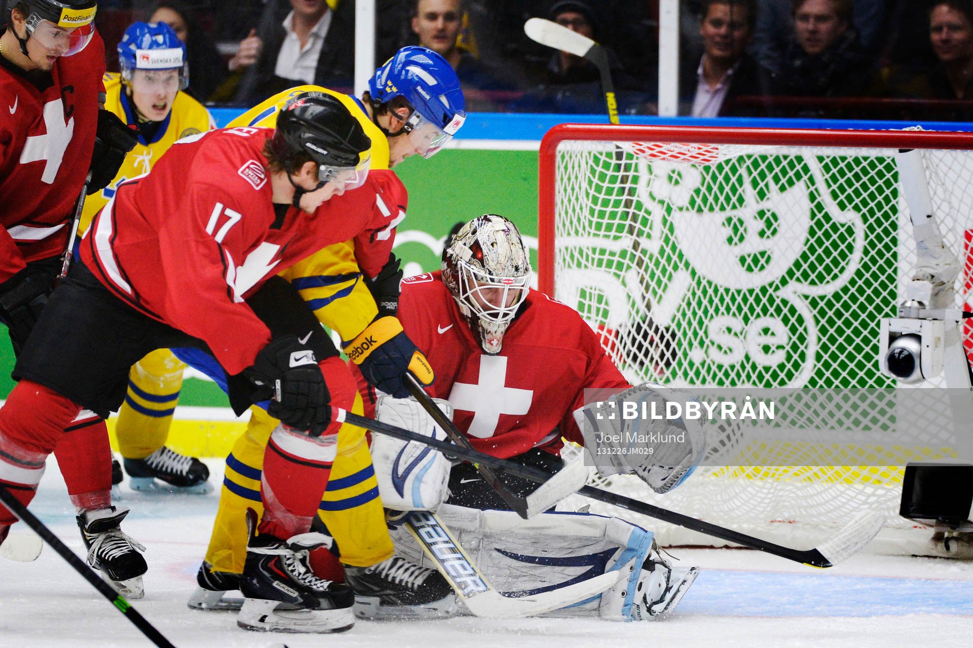 Schweiz Lukas Sieber och målvakt Melvin Nyffeler ser till