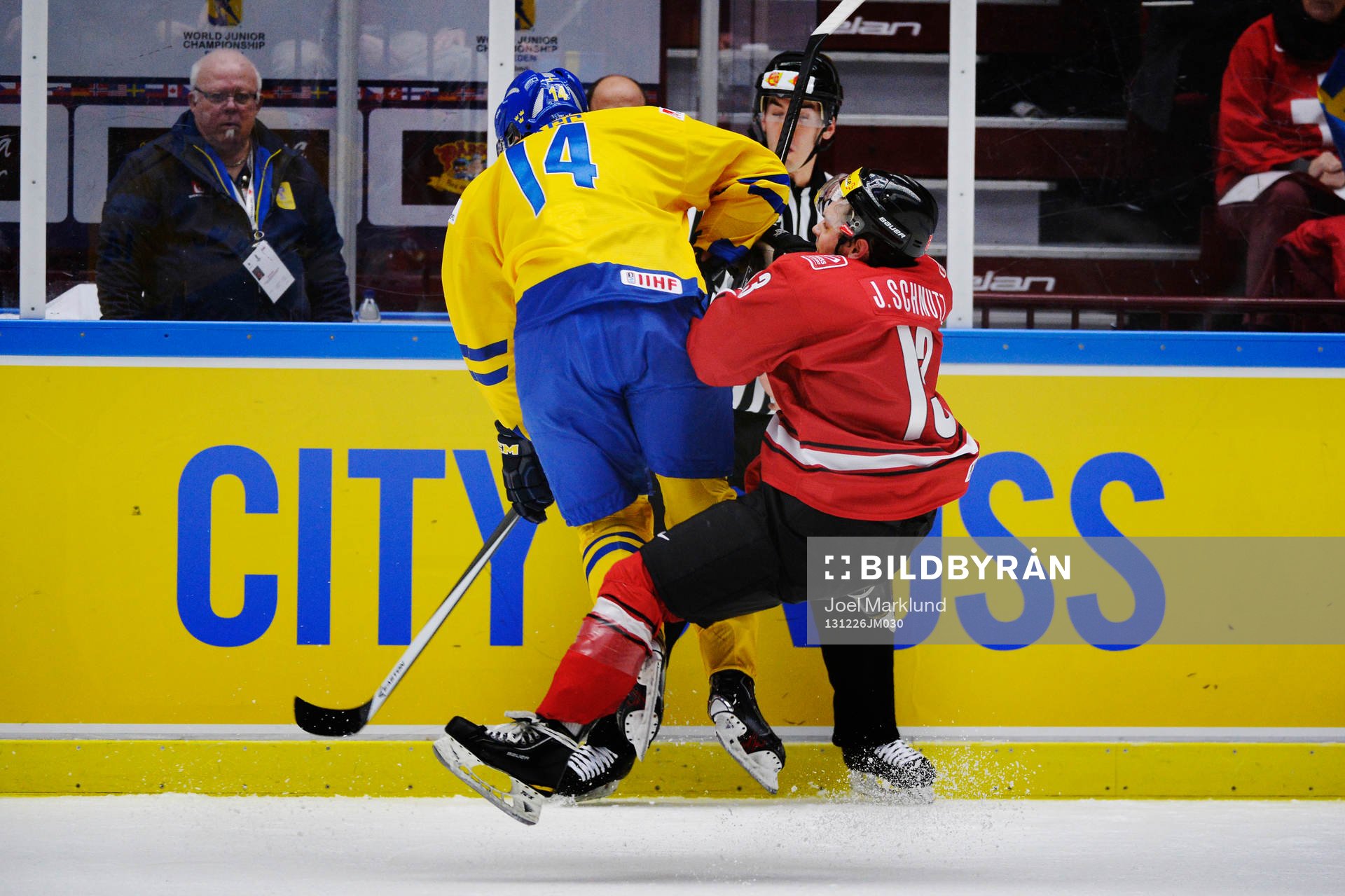 Sveriges Robert Hagg tacklar Schweiz Julian Schmutz