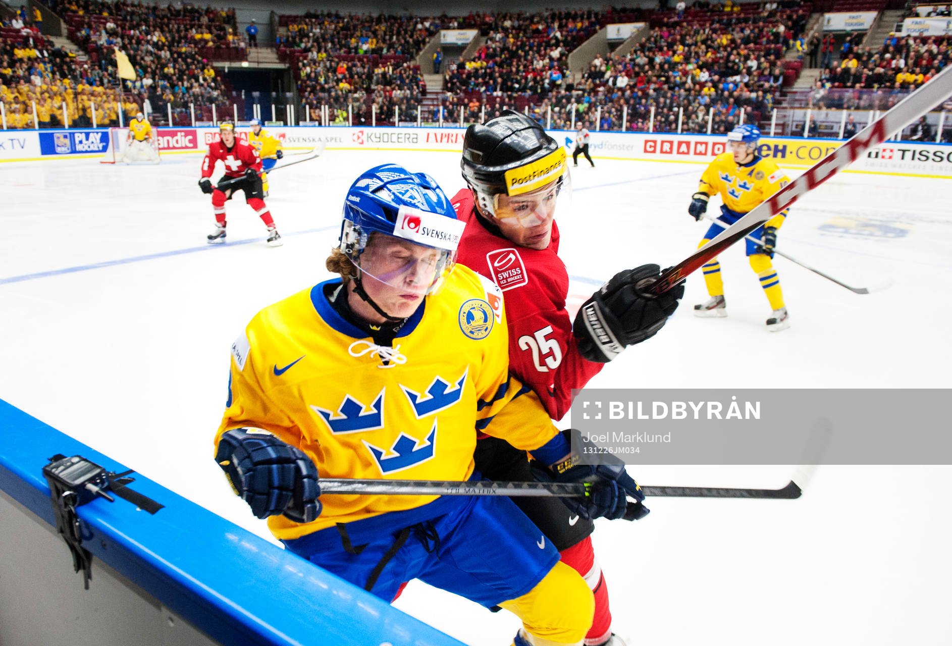 Sveriges Erik Karlsson blir tacklad av Schweiz Dario Simion