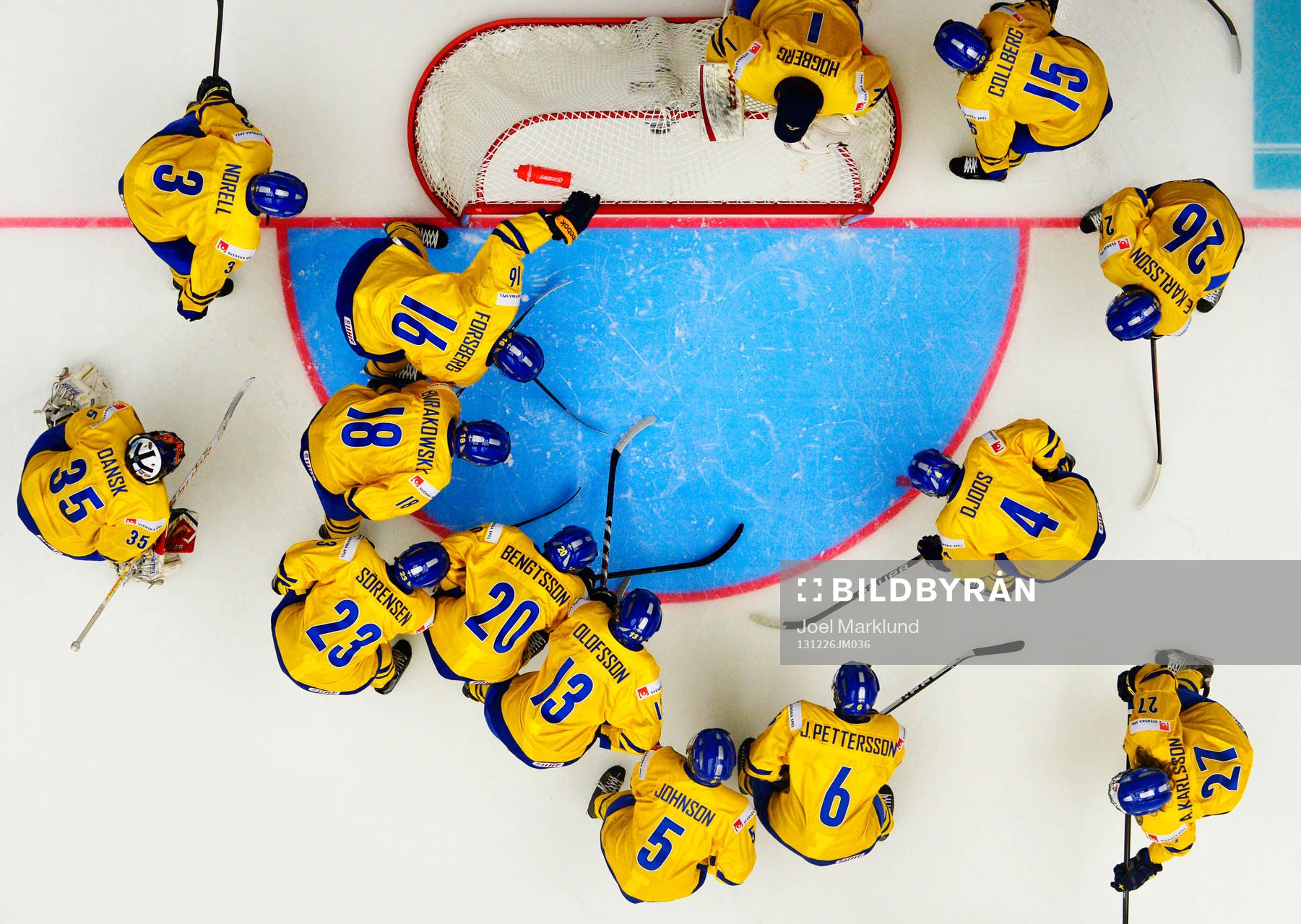 Sveriges lag samlas innan ishockeymatchen i JVM mellan