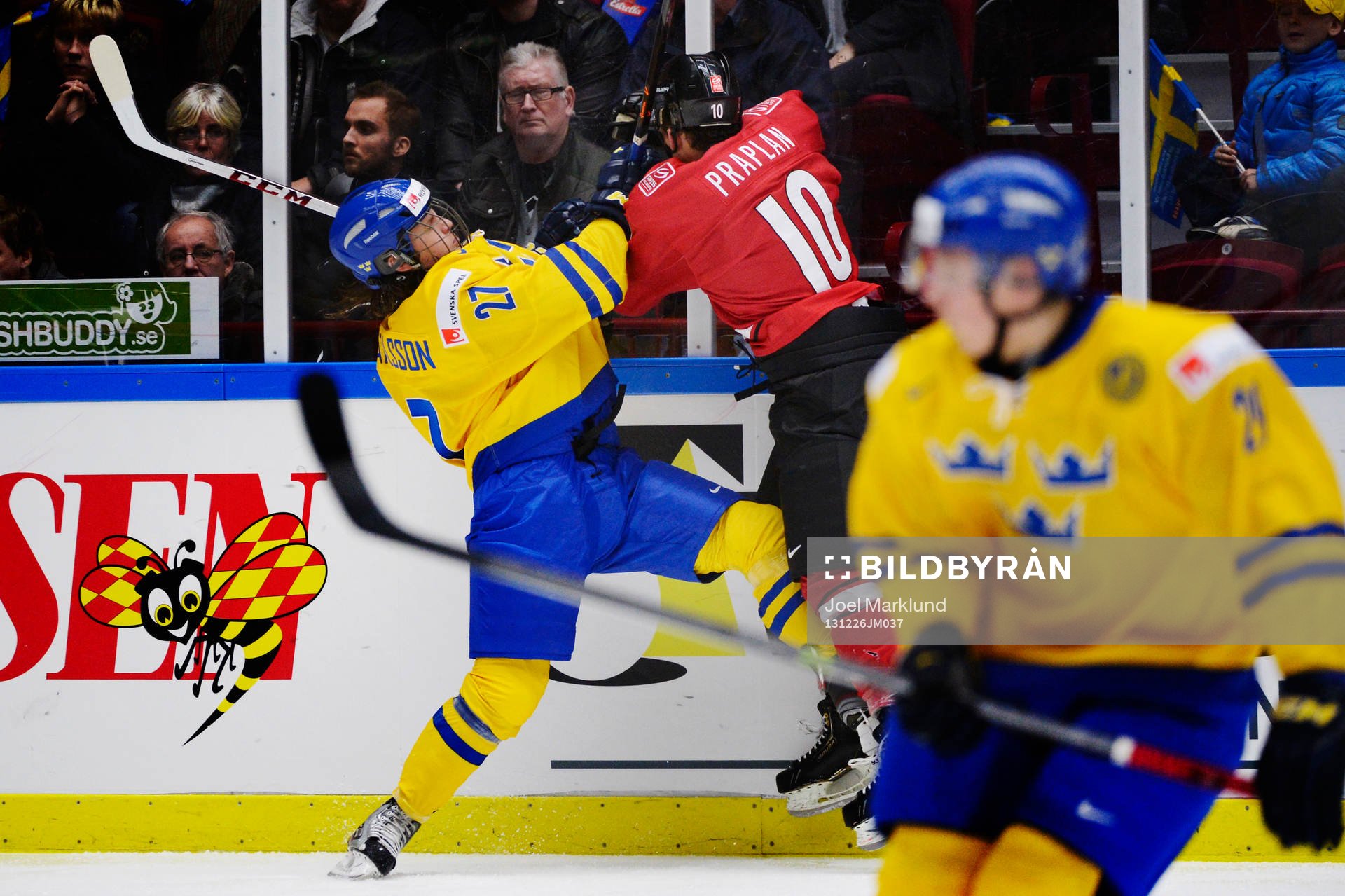 Sveriges Anton Karlsson tacklar Schweiz Vincent Praplan