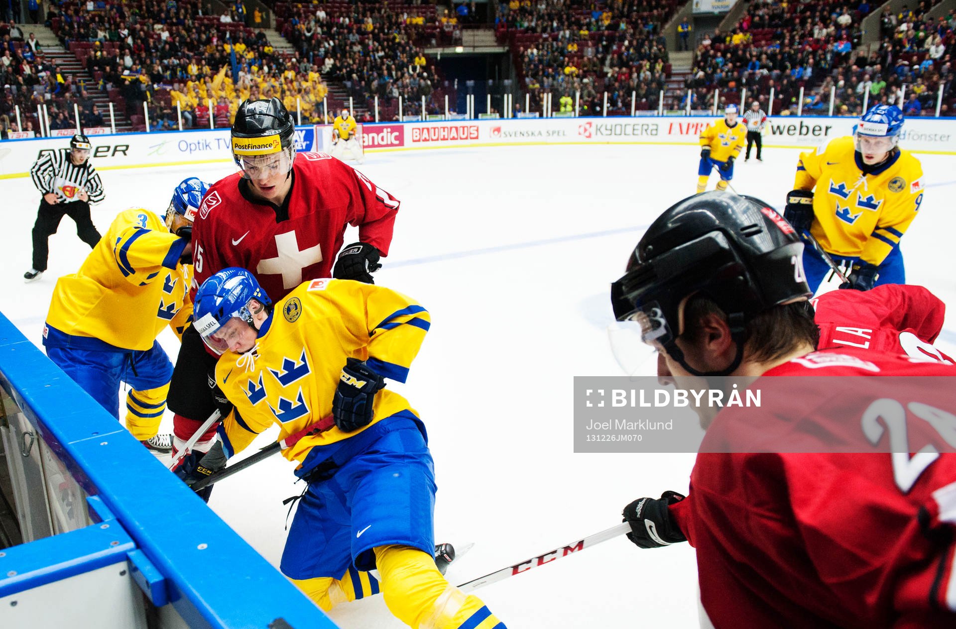 Sveriges Robin Norell och Oskar Sundqvist kämpar mot
