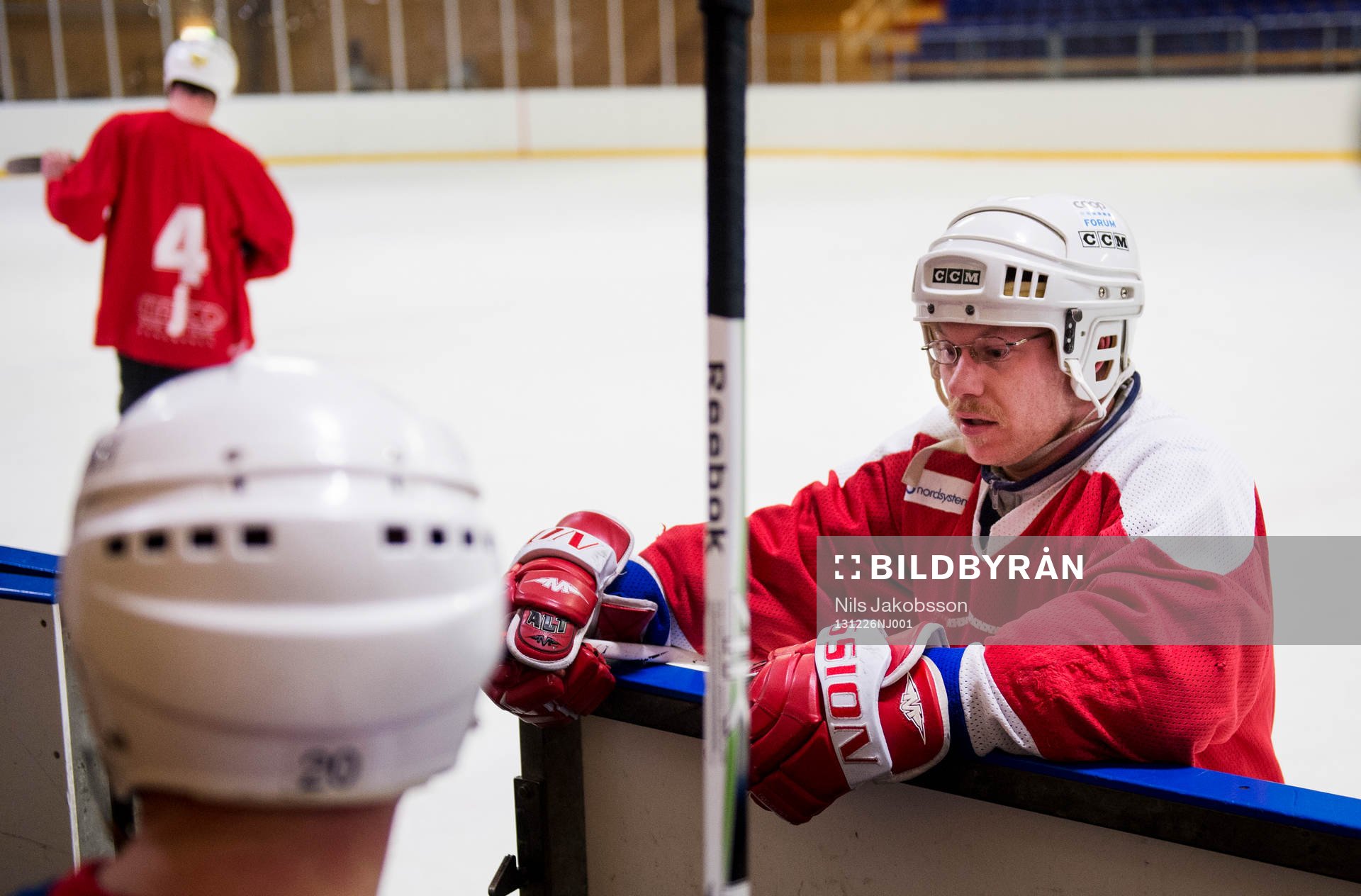 Ett kompisgäng spelar ishockey på skoj i Ånäshallen