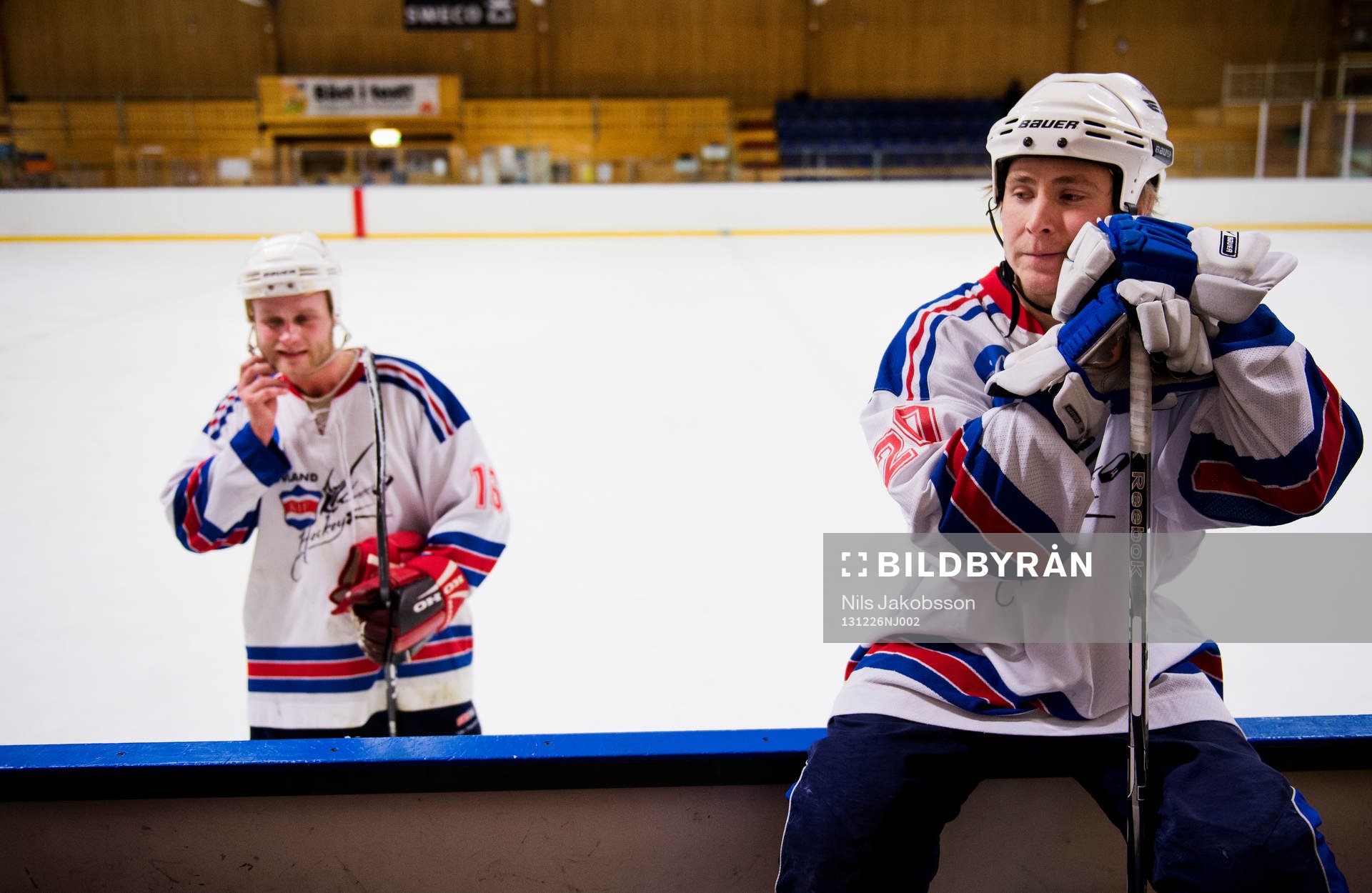 Ett kompisgäng spelar ishockey på skoj i Ånäshallen