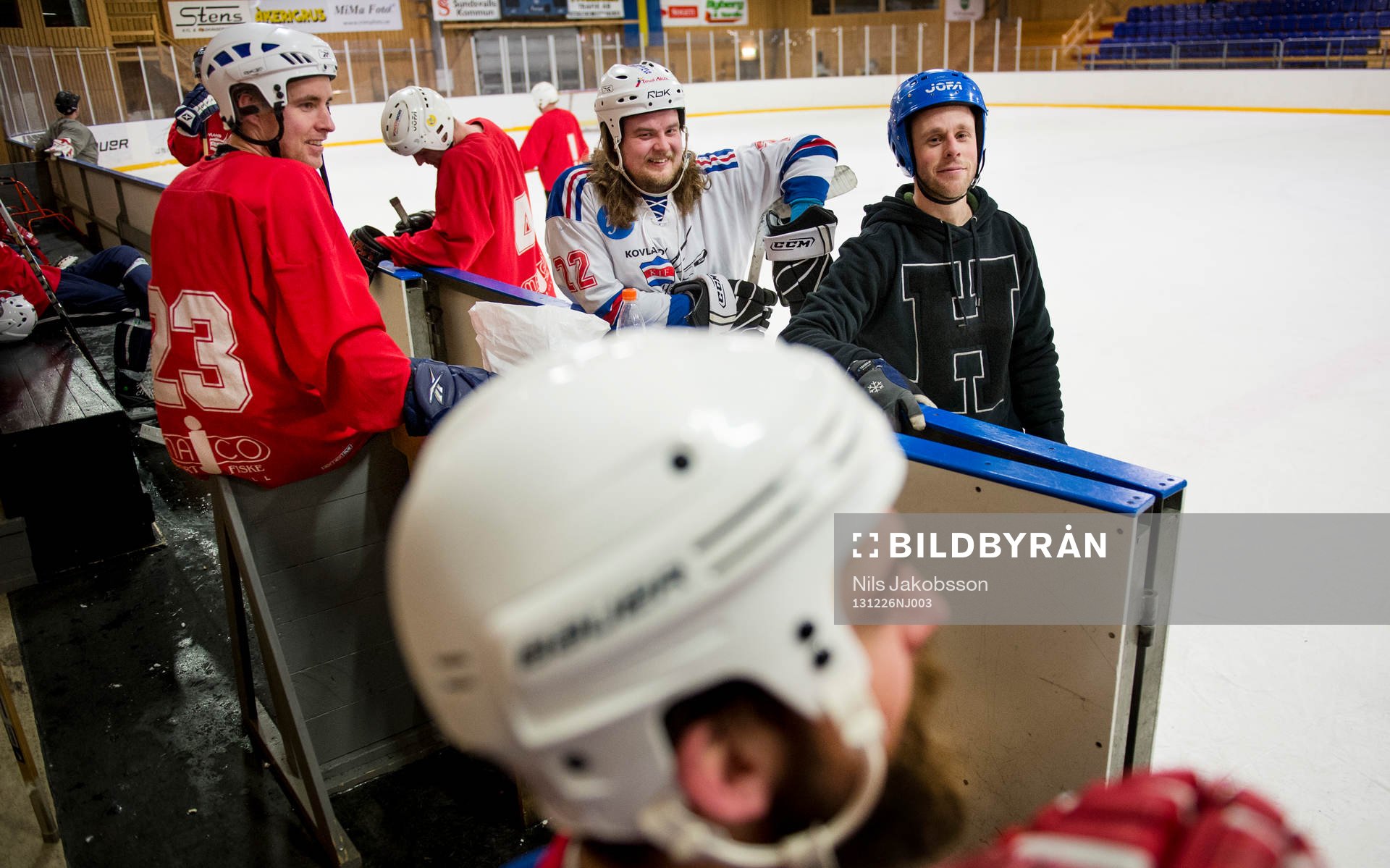 Ett kompisgäng spelar ishockey på skoj i Ånäshallen