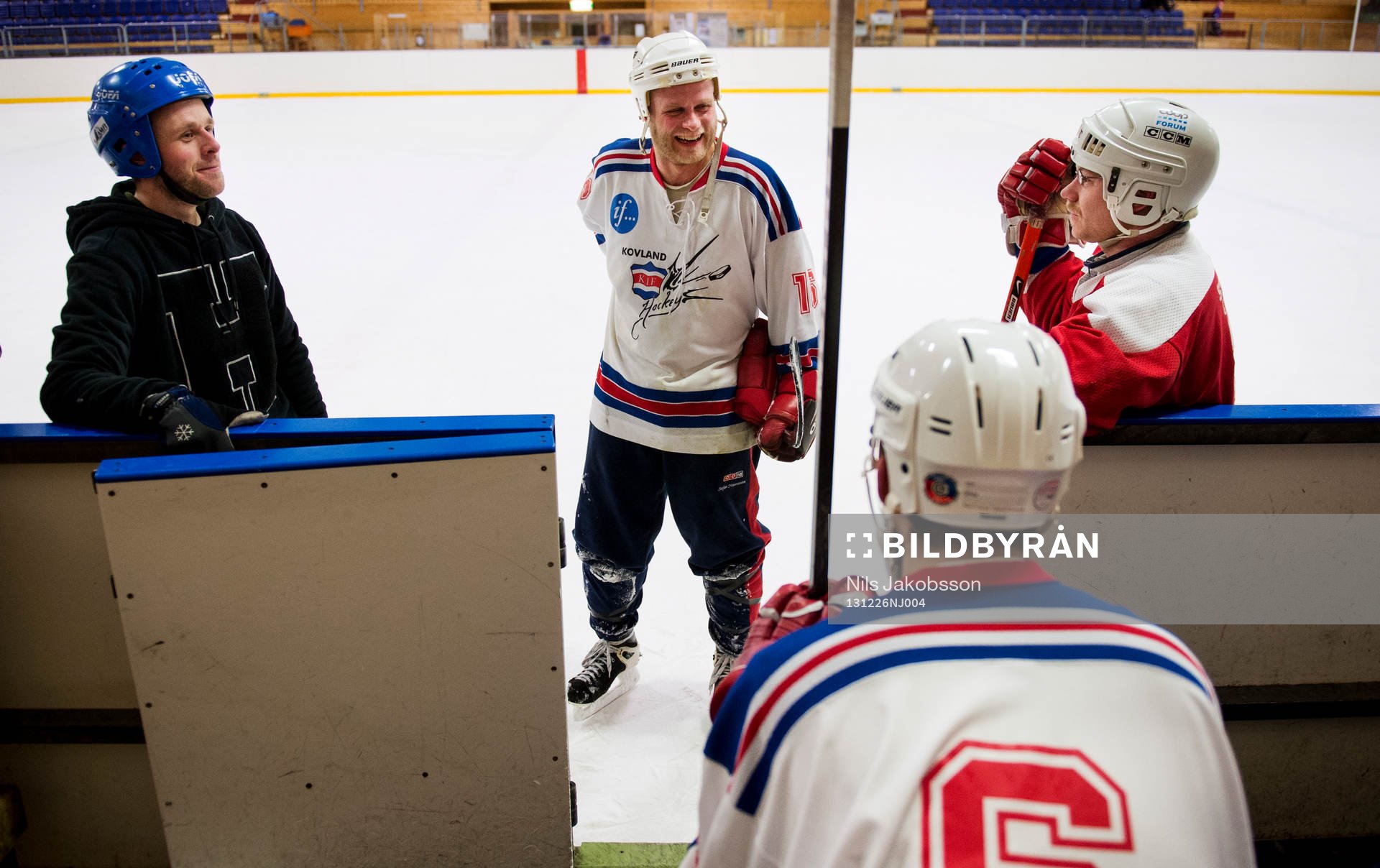 Ett kompisgäng spelar ishockey på skoj i Ånäshallen