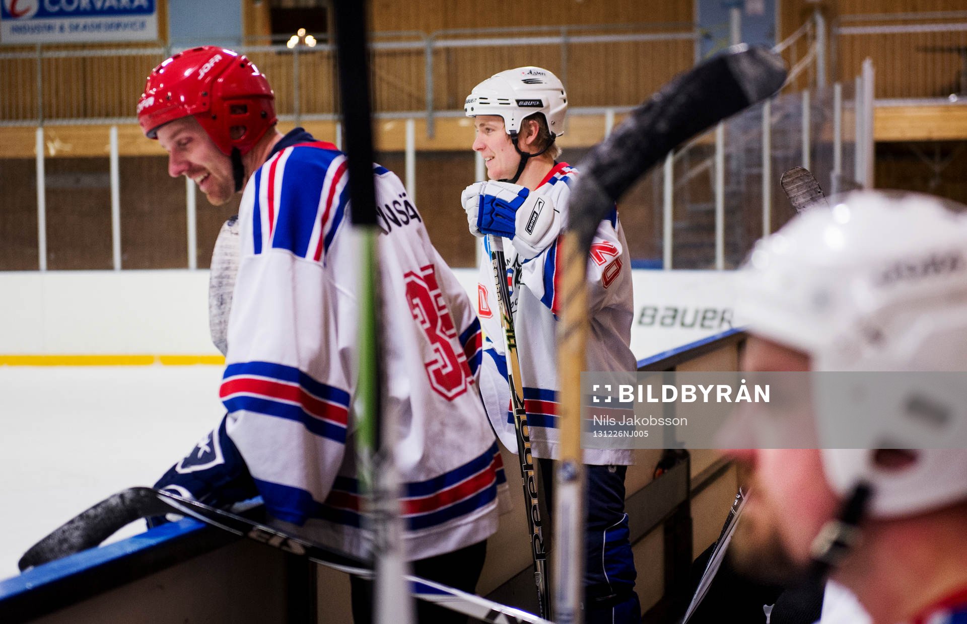 Ett kompisgäng spelar ishockey på skoj i Ånäshallen
