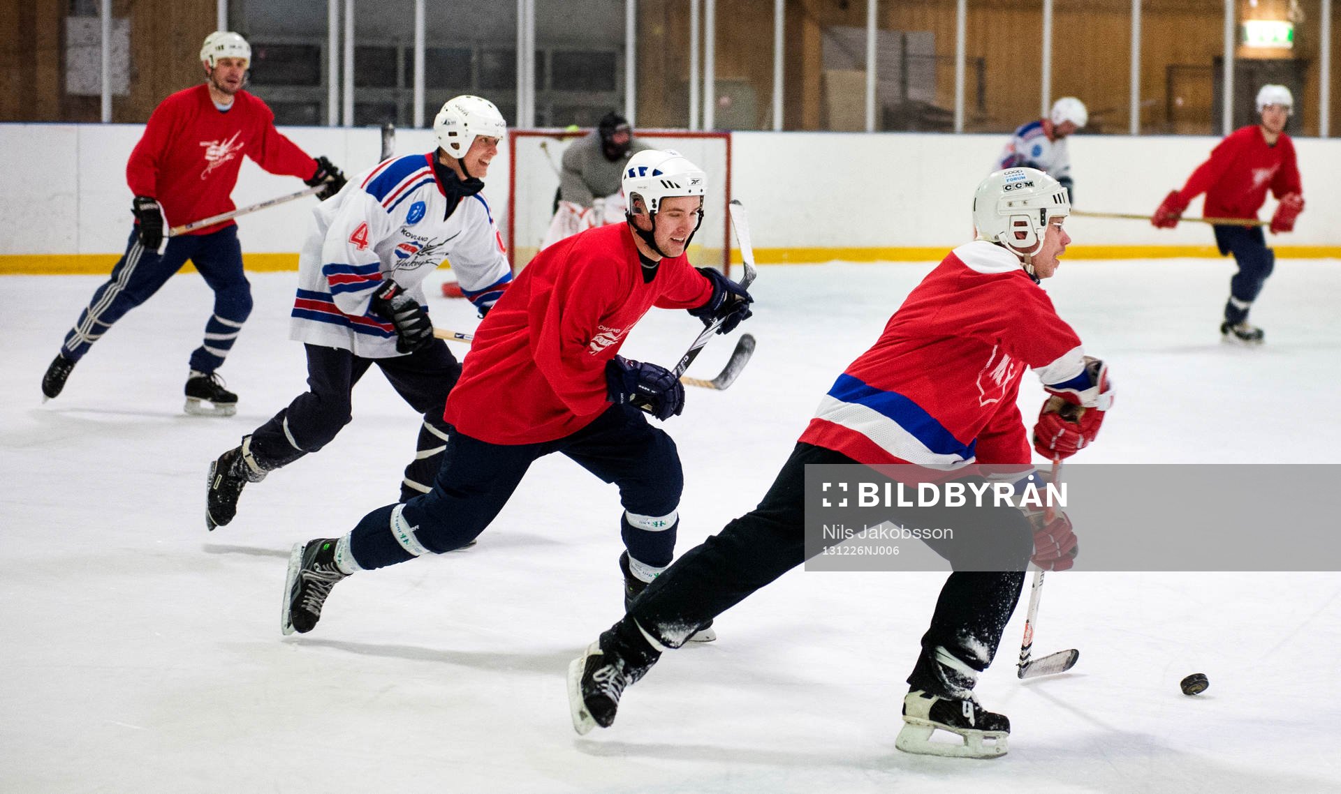 Ett kompisgäng spelar ishockey på skoj i Ånäshallen
