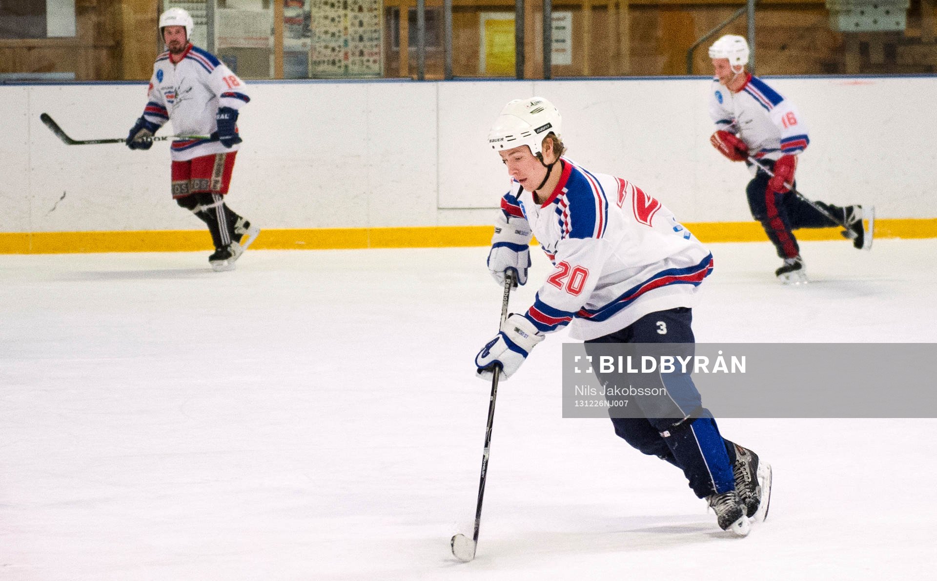 Ett kompisgäng spelar ishockey på skoj i Ånäshallen