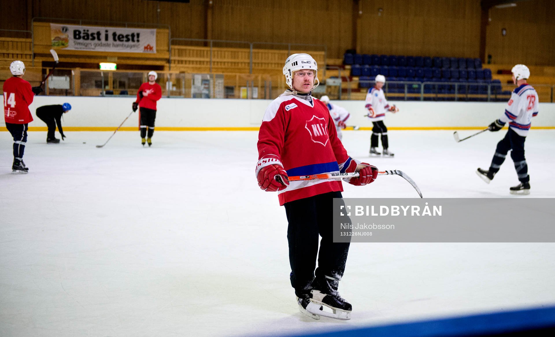 Ett kompisgäng spelar ishockey på skoj i Ånäshallen