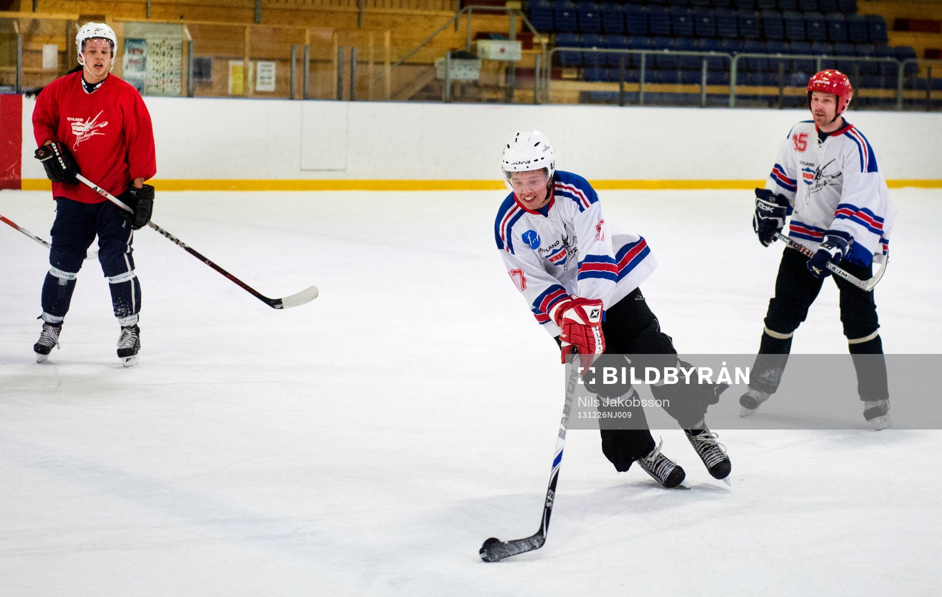 Ett kompisgäng spelar ishockey på skoj i Ånäshallen