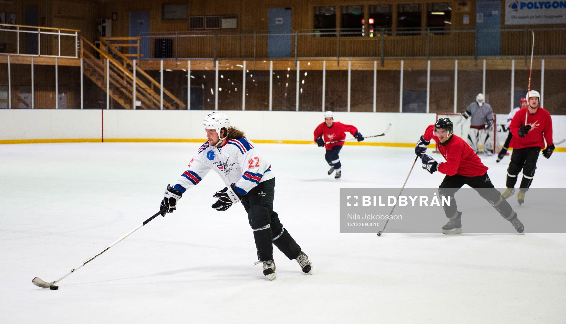 Ett kompisgäng spelar ishockey på skoj i Ånäshallen