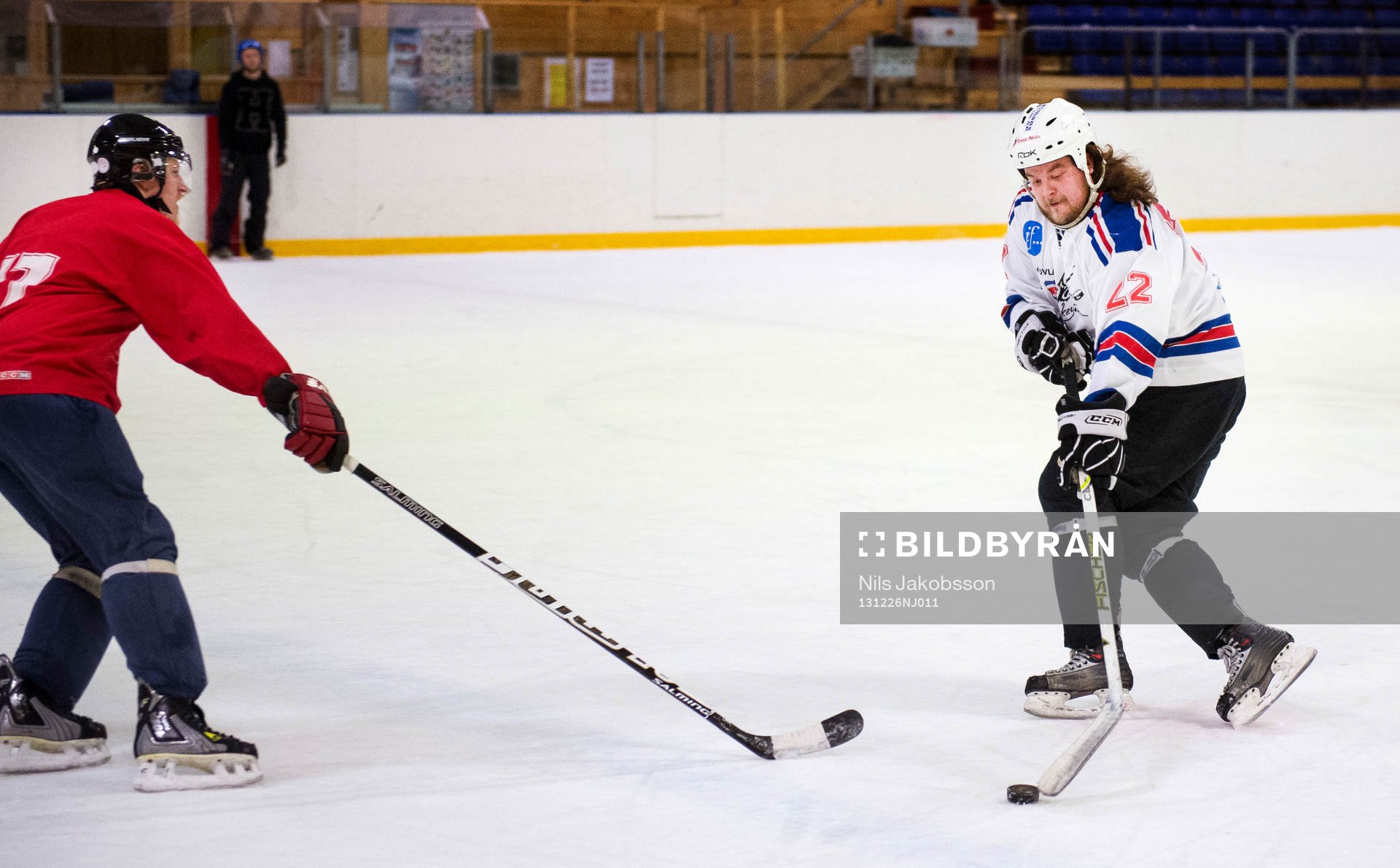Ett kompisgäng spelar ishockey på skoj i Ånäshallen
