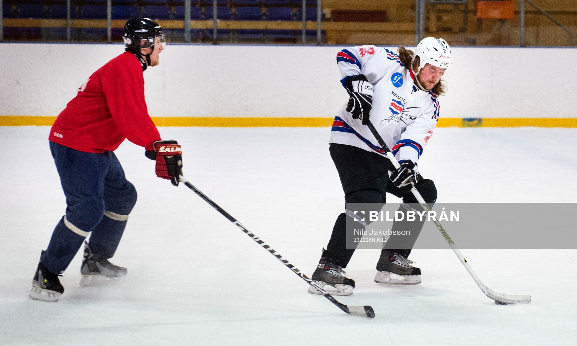 Ett kompisgäng spelar ishockey på skoj i Ånäshallen