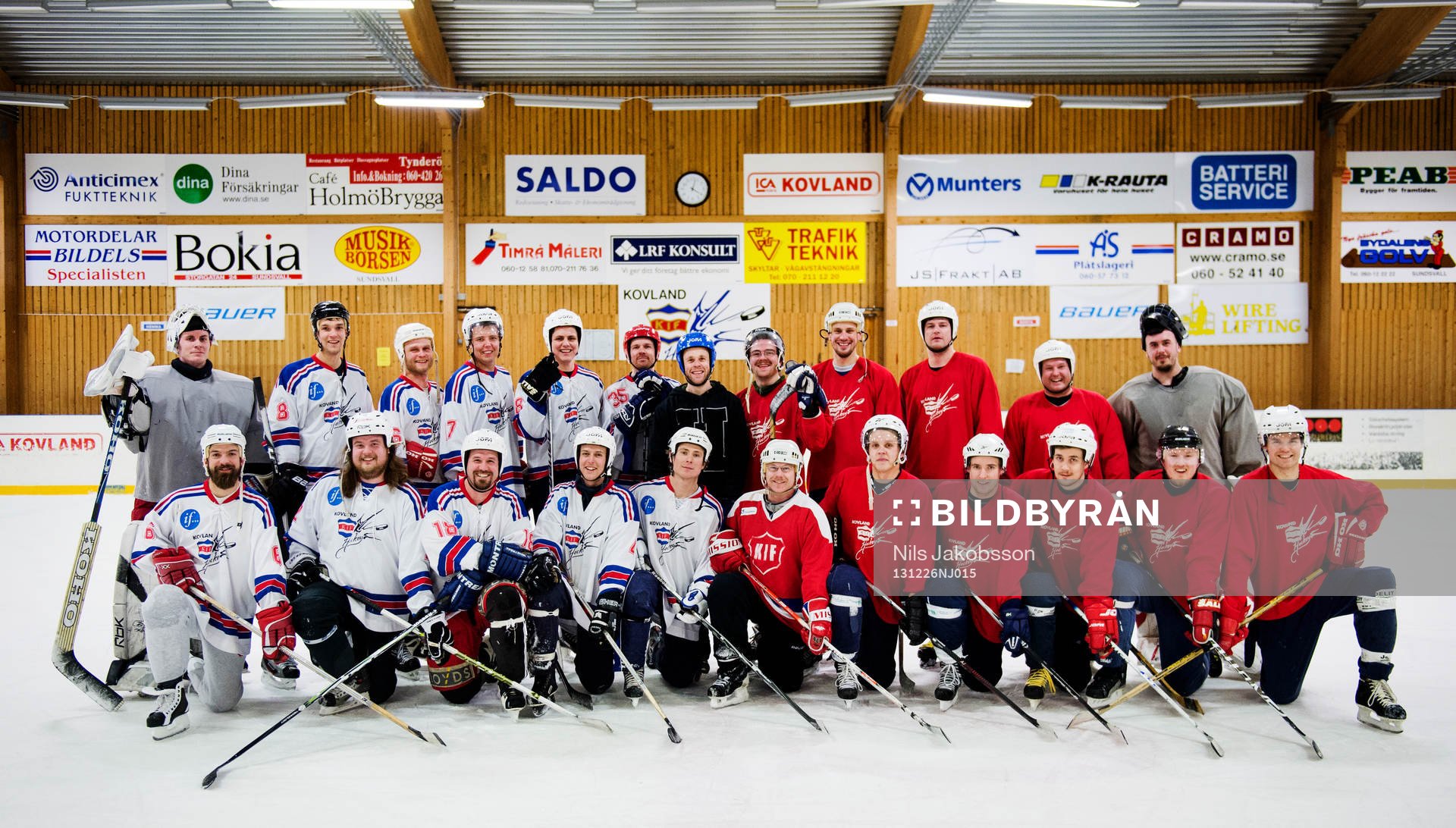 Ett kompisgäng spelar ishockey på skoj i Ånäshallen
