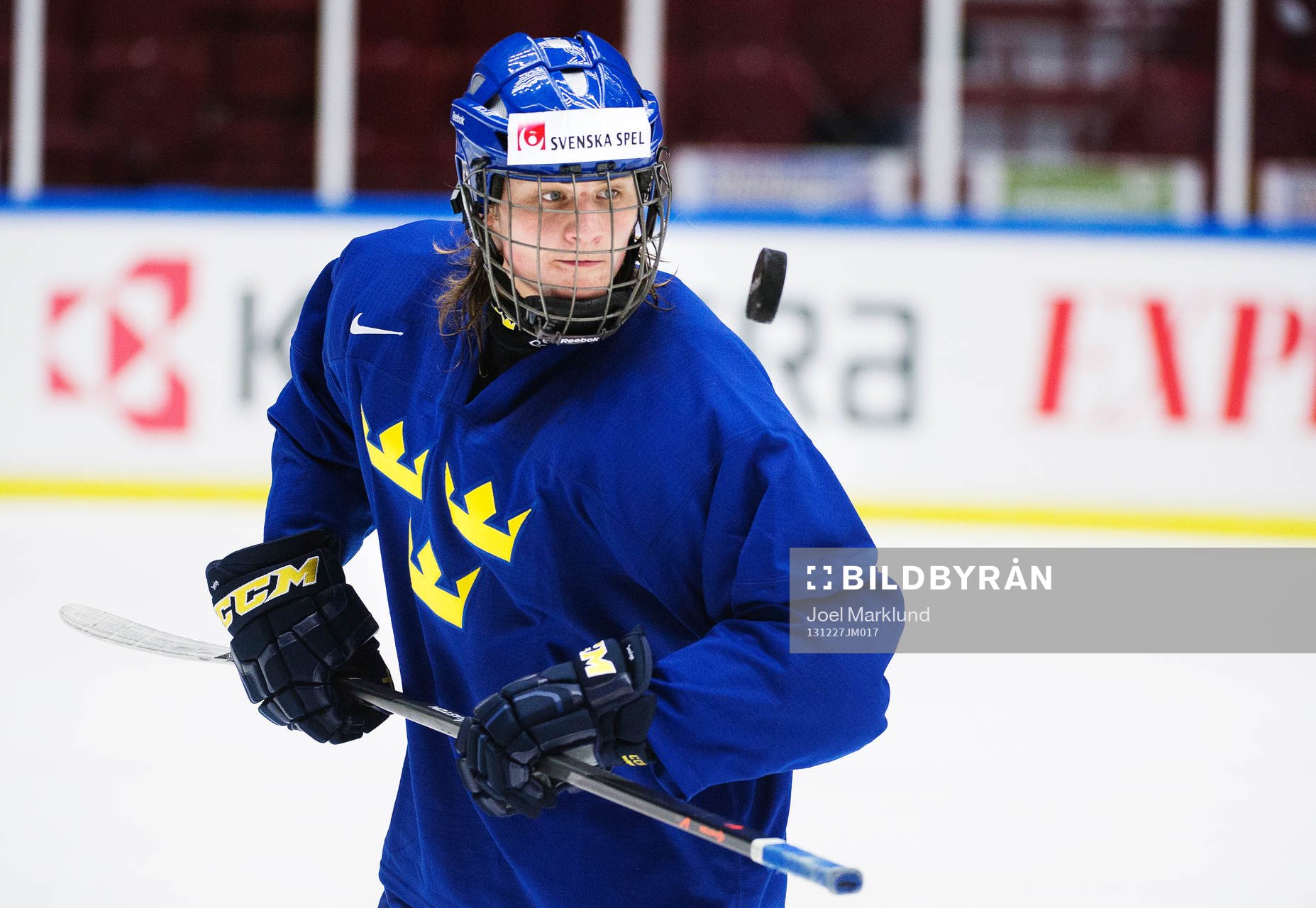 Anton Karlsson jonglerar med en puck på Sveriges träning