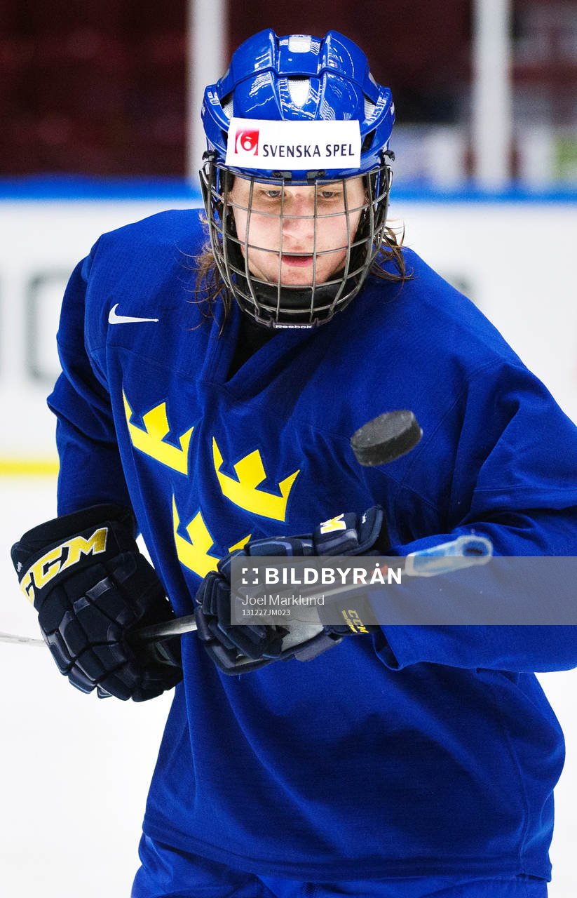 Anton Karlsson jonglerar med en puck på Sveriges träning