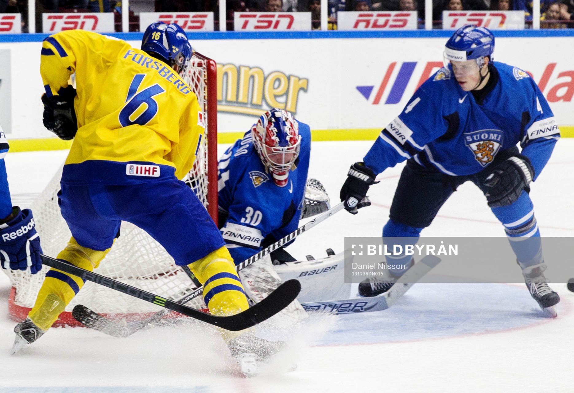 Sveriges Filip Forsberg och Finlands målvakt Ville Husso